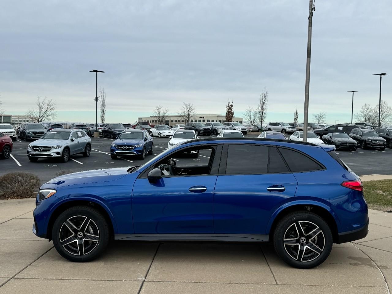 Mercedes-Benz GLC Vehicle Full-screen Gallery Image 2