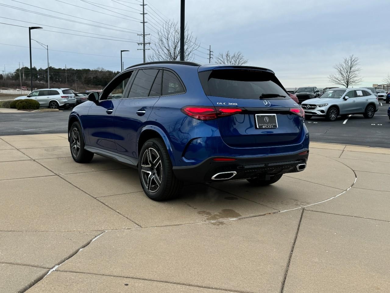 Mercedes-Benz GLC Vehicle Full-screen Gallery Image 3