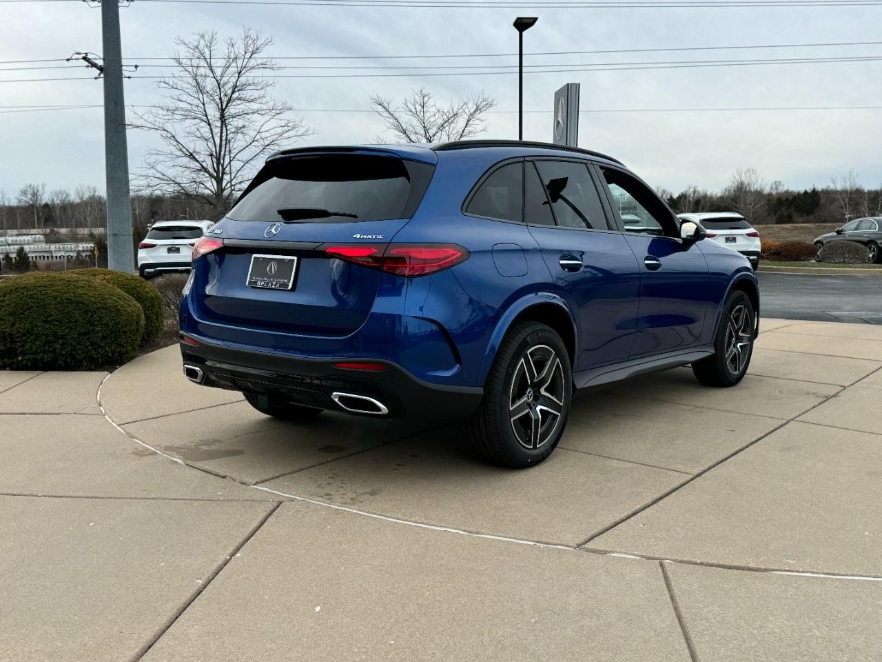 Mercedes-Benz GLC Vehicle Full-screen Gallery Image 4