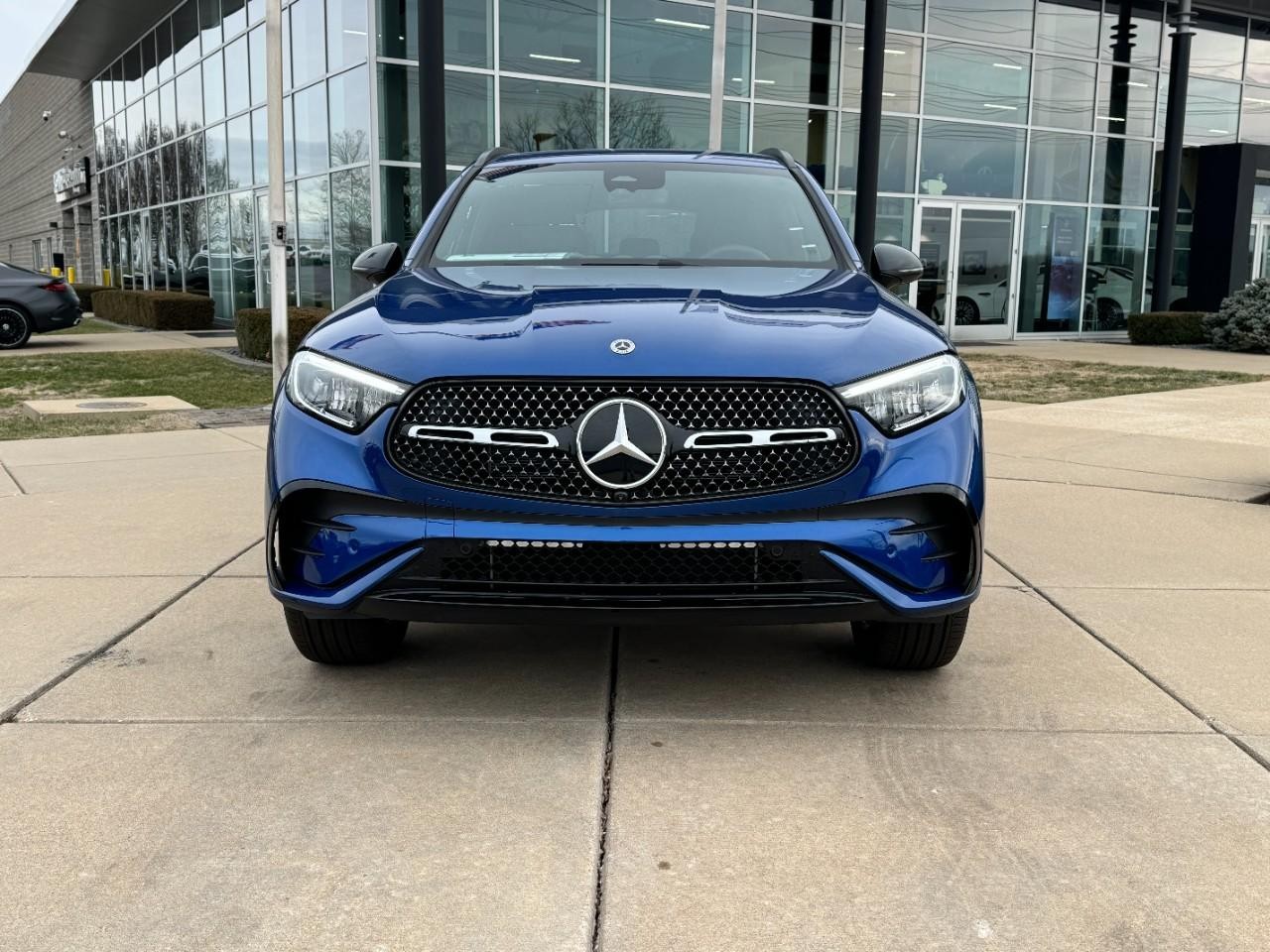 Mercedes-Benz GLC Vehicle Full-screen Gallery Image 8