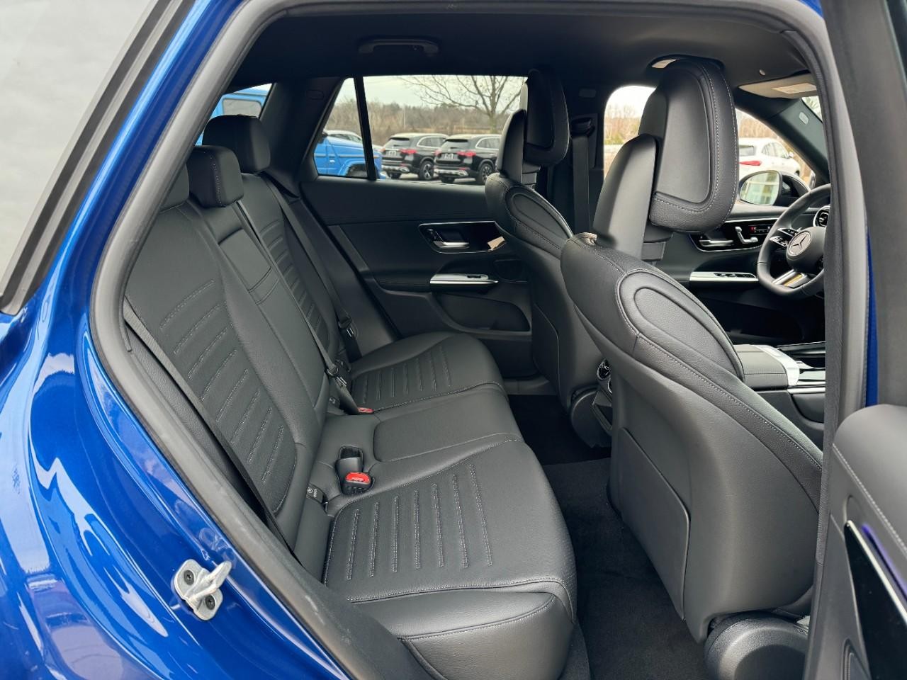 Mercedes-Benz GLC Vehicle Full-screen Gallery Image 11