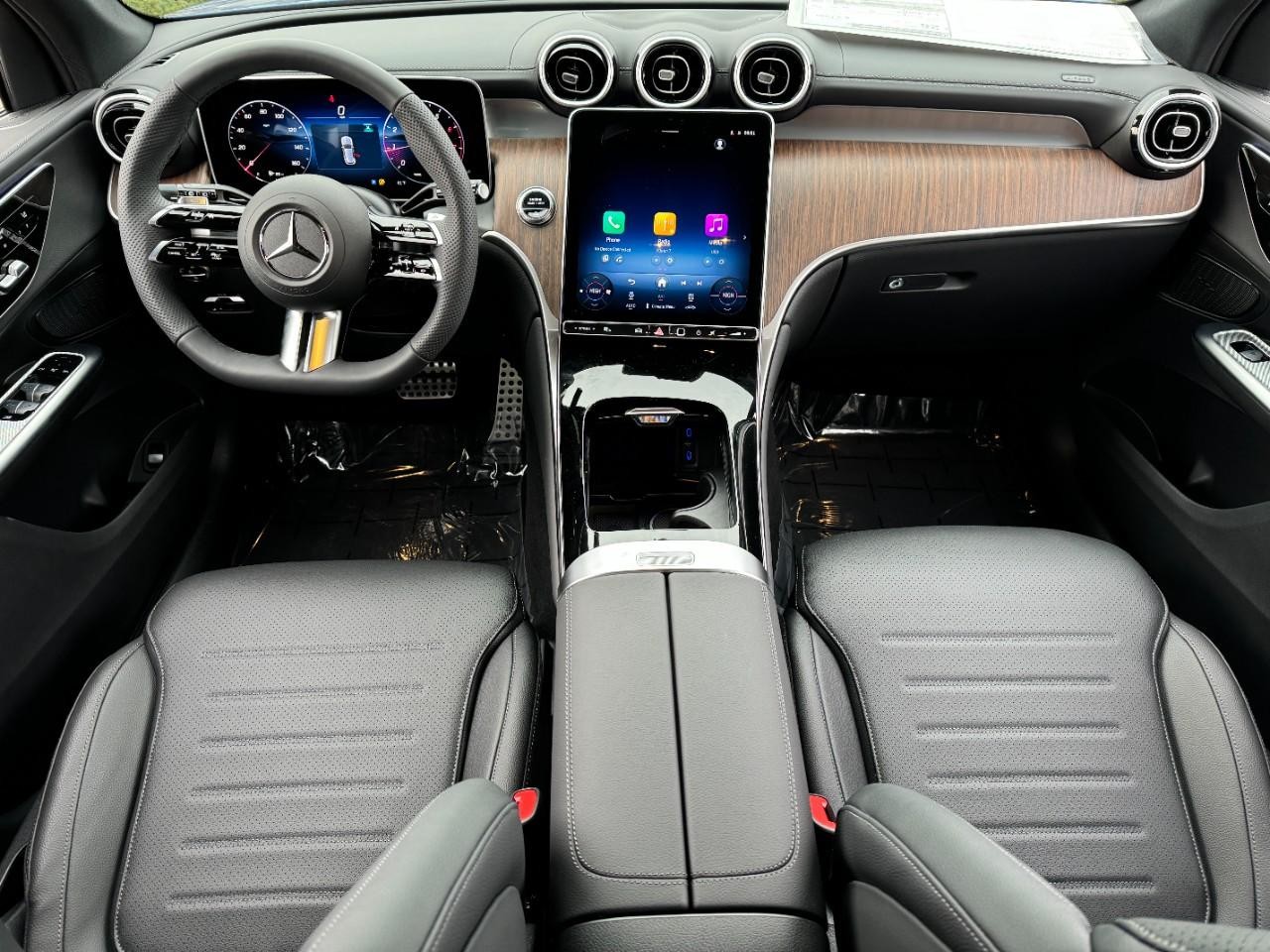 Mercedes-Benz GLC Vehicle Full-screen Gallery Image 12