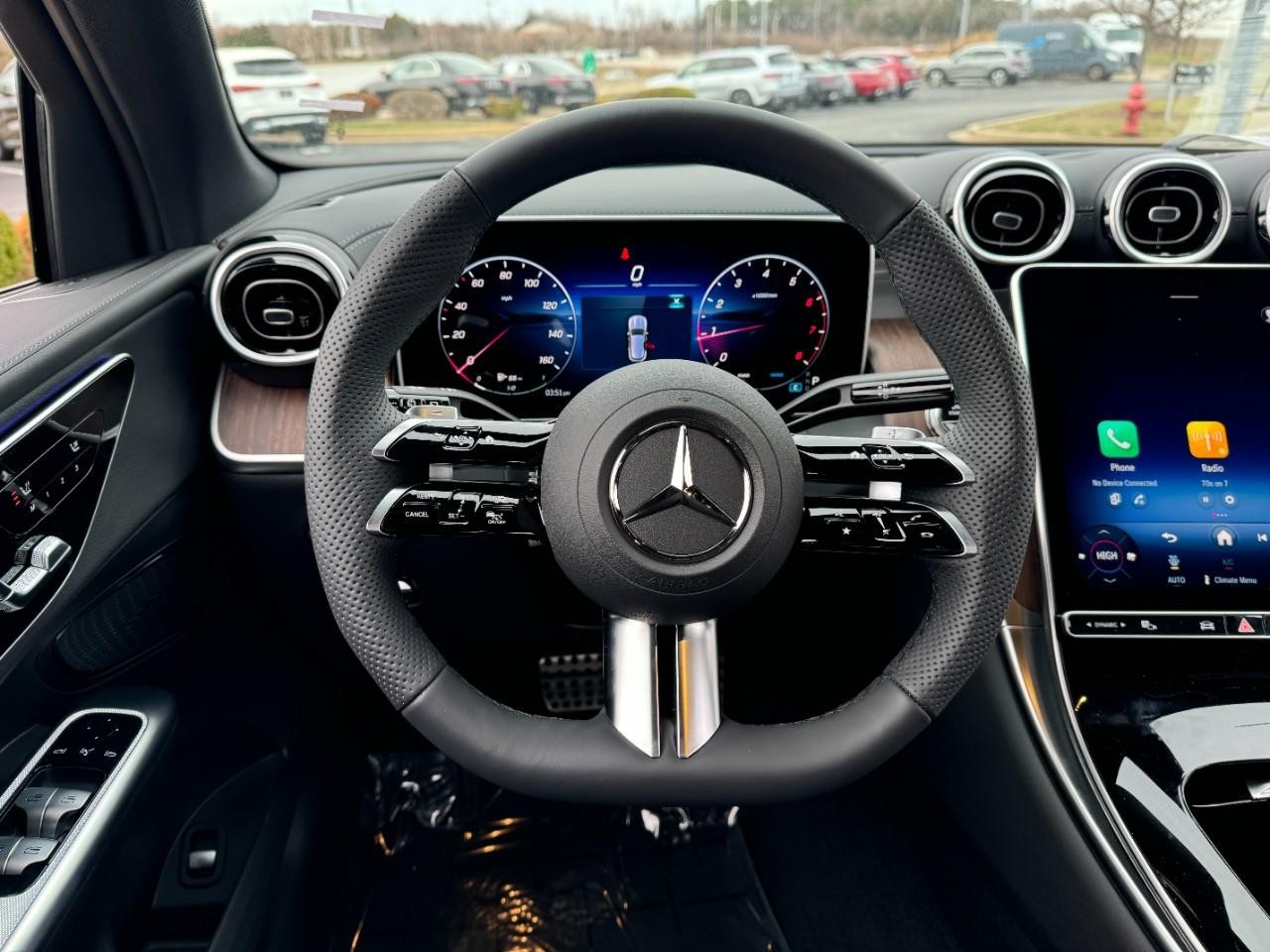 Mercedes-Benz GLC Vehicle Full-screen Gallery Image 13