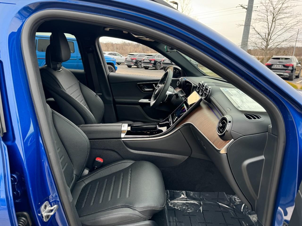 Mercedes-Benz GLC Vehicle Full-screen Gallery Image 16