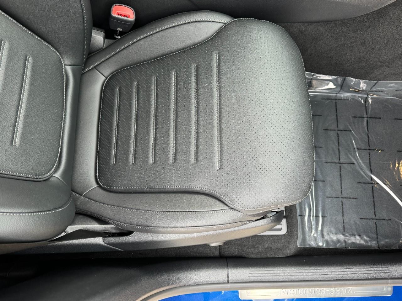 Mercedes-Benz GLC Vehicle Full-screen Gallery Image 17