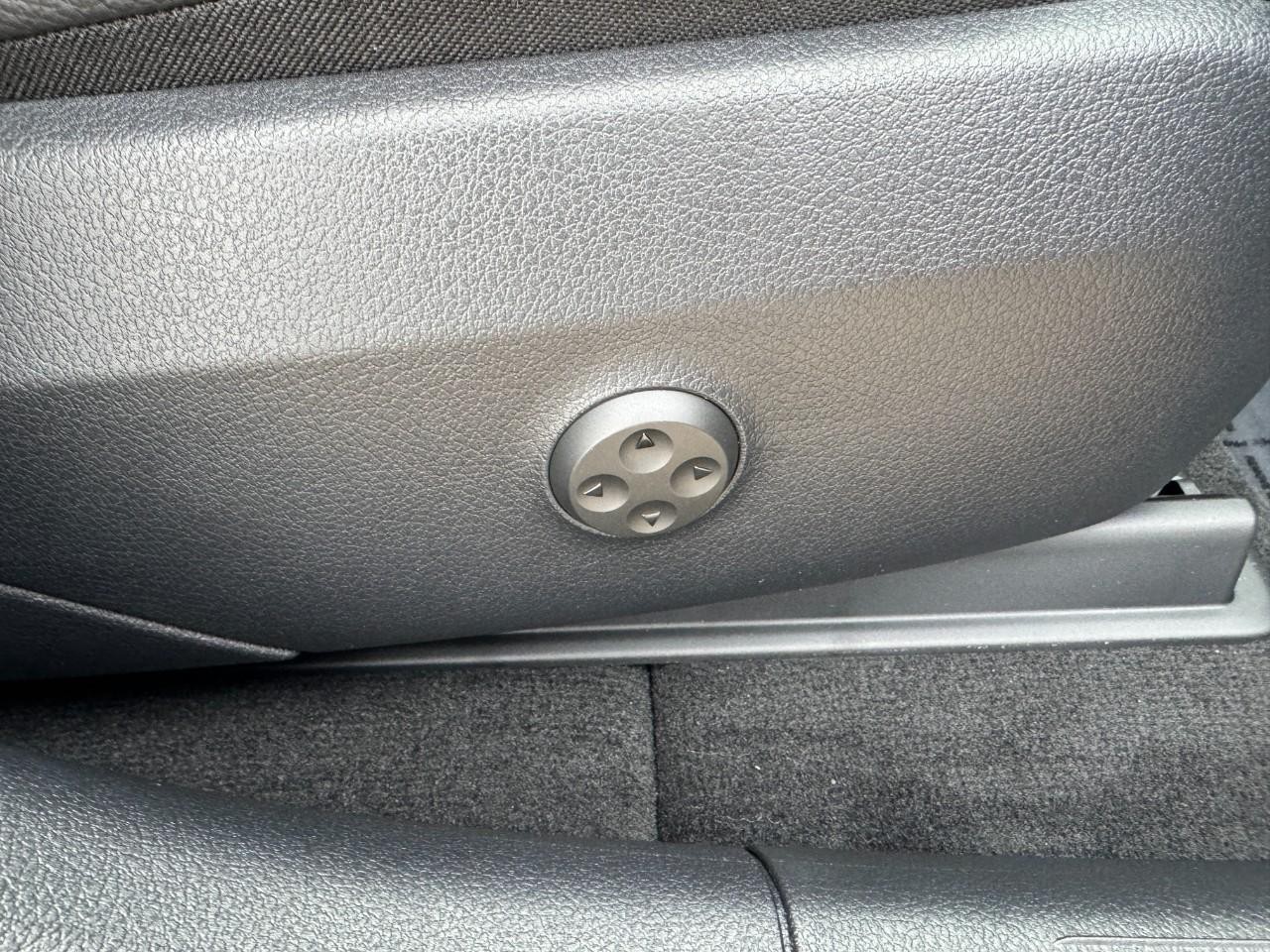 Mercedes-Benz GLC Vehicle Full-screen Gallery Image 18