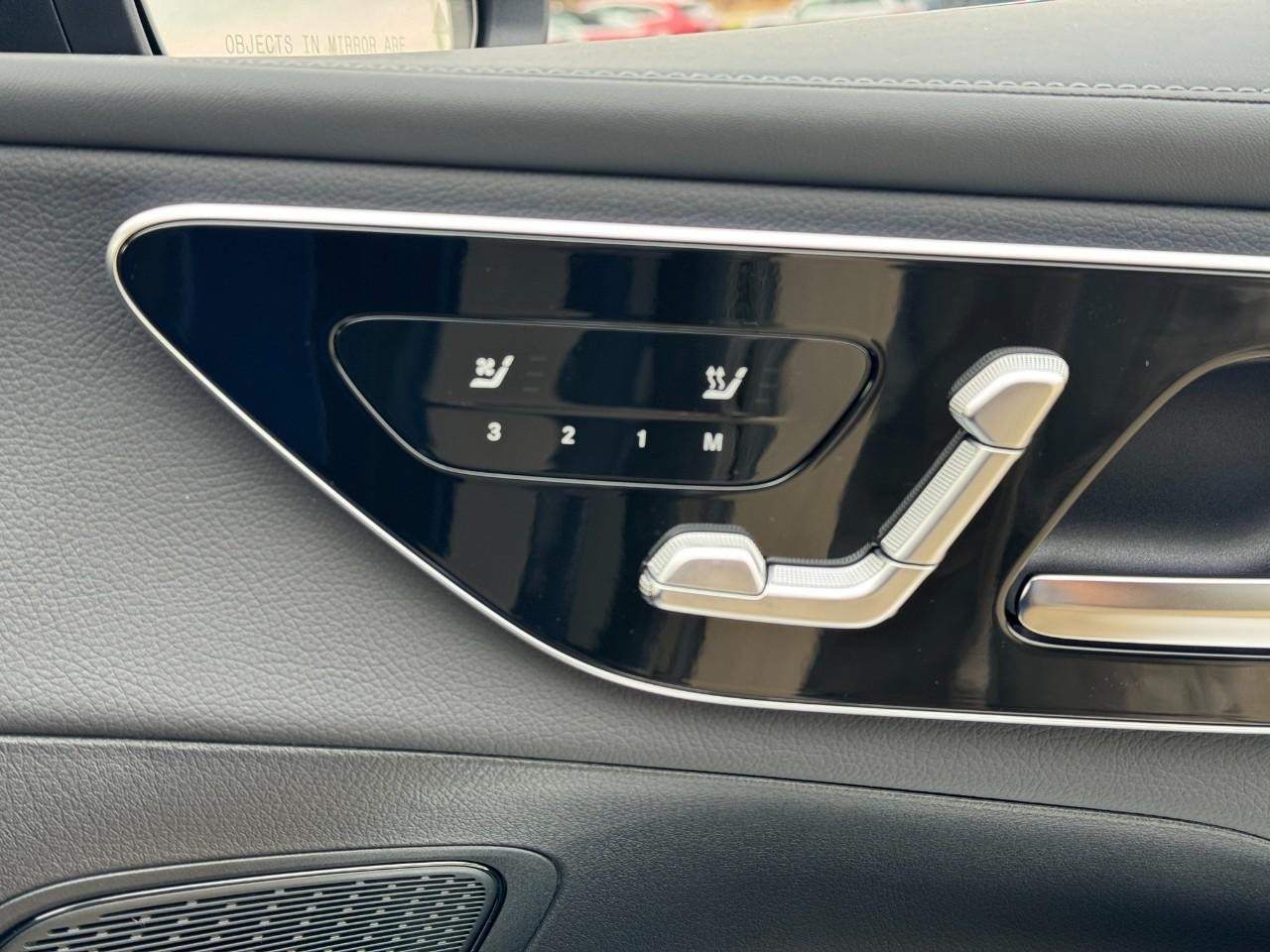 Mercedes-Benz GLC Vehicle Full-screen Gallery Image 19