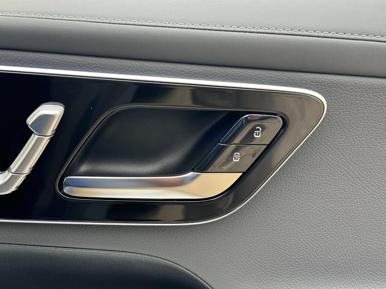 Mercedes-Benz GLC Vehicle Full-screen Gallery Image 20