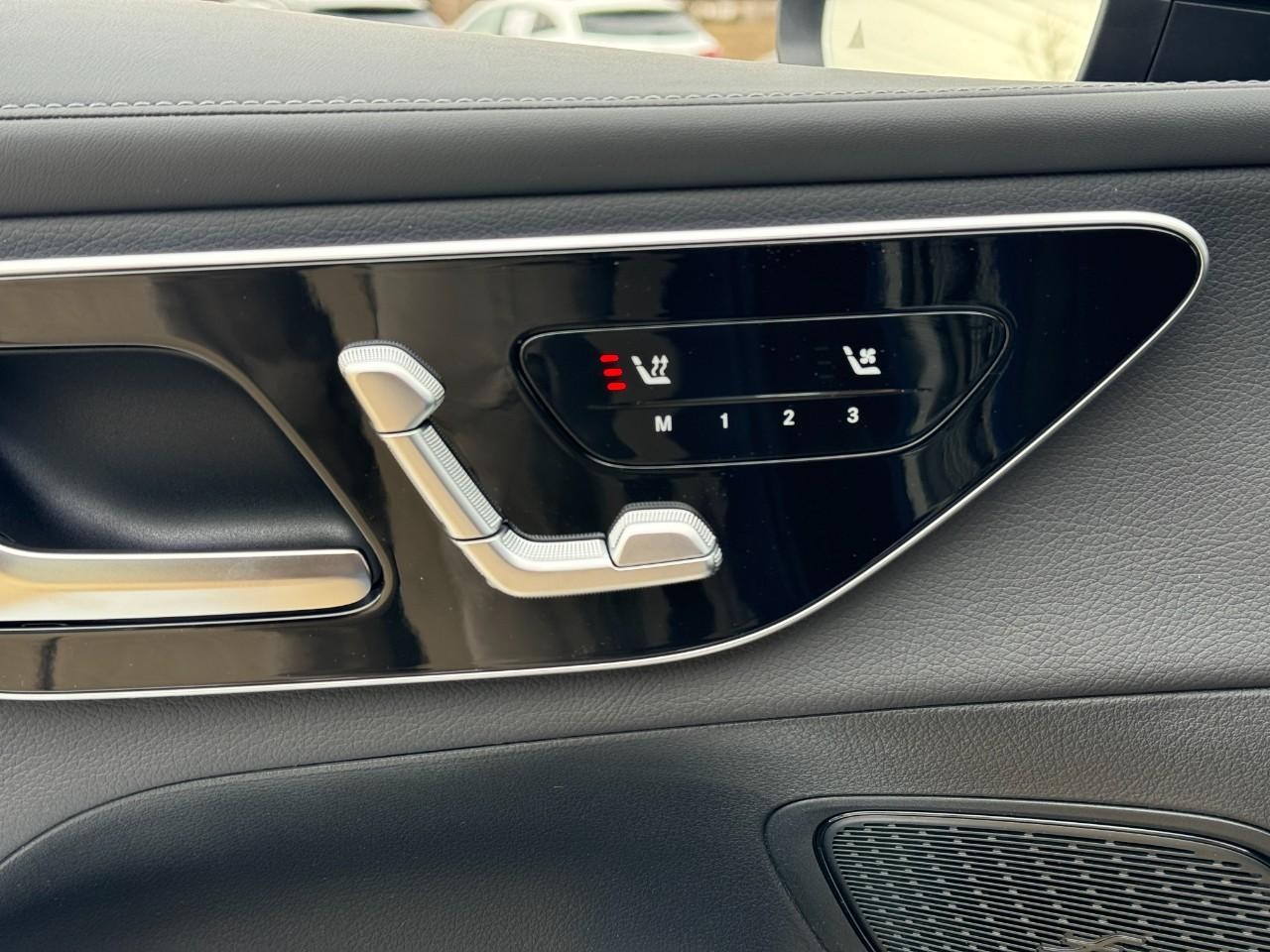 Mercedes-Benz GLC Vehicle Full-screen Gallery Image 22