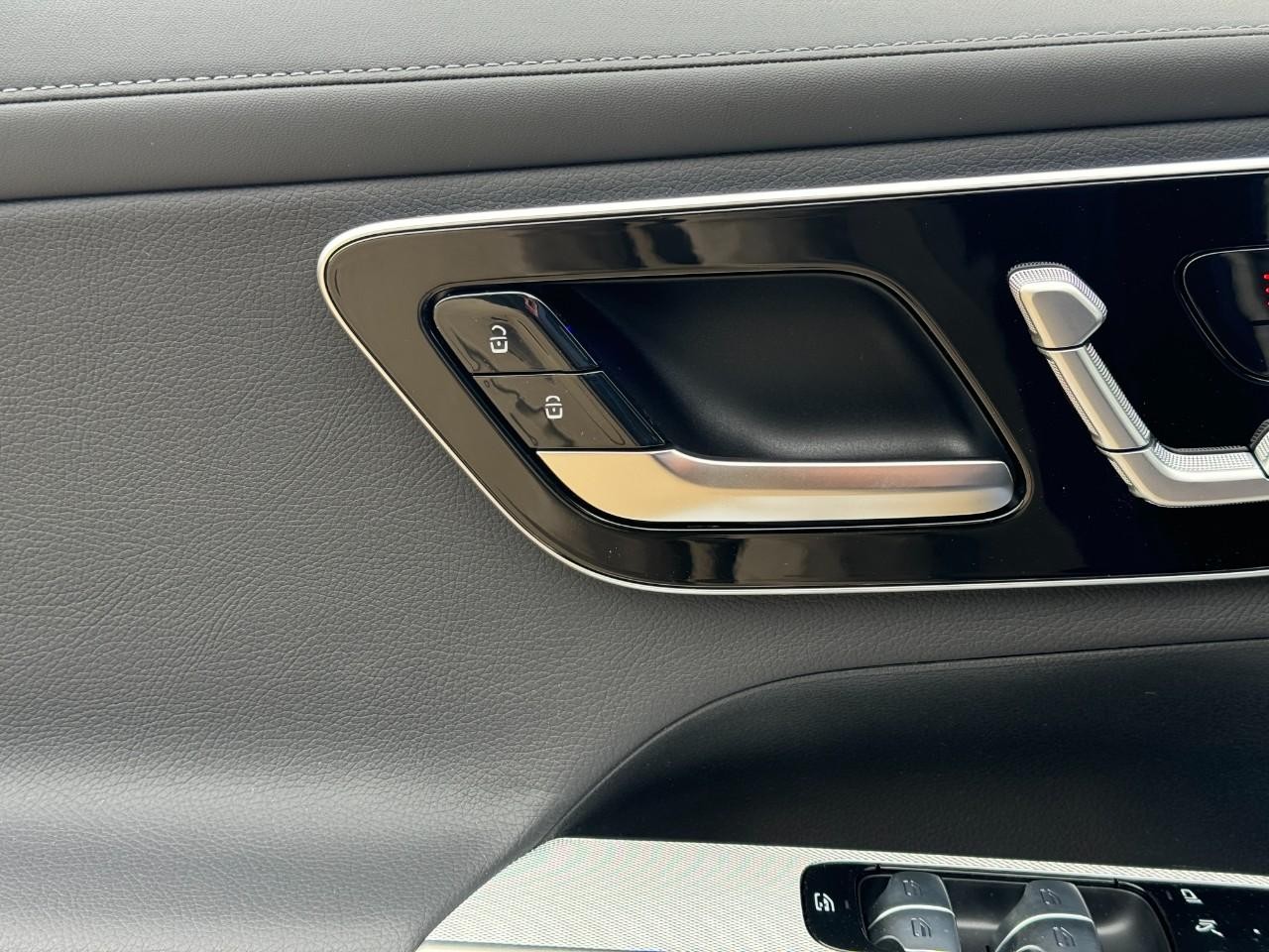 Mercedes-Benz GLC Vehicle Full-screen Gallery Image 23