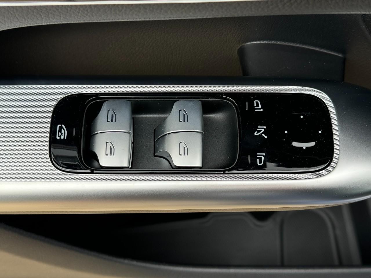 Mercedes-Benz GLC Vehicle Full-screen Gallery Image 24