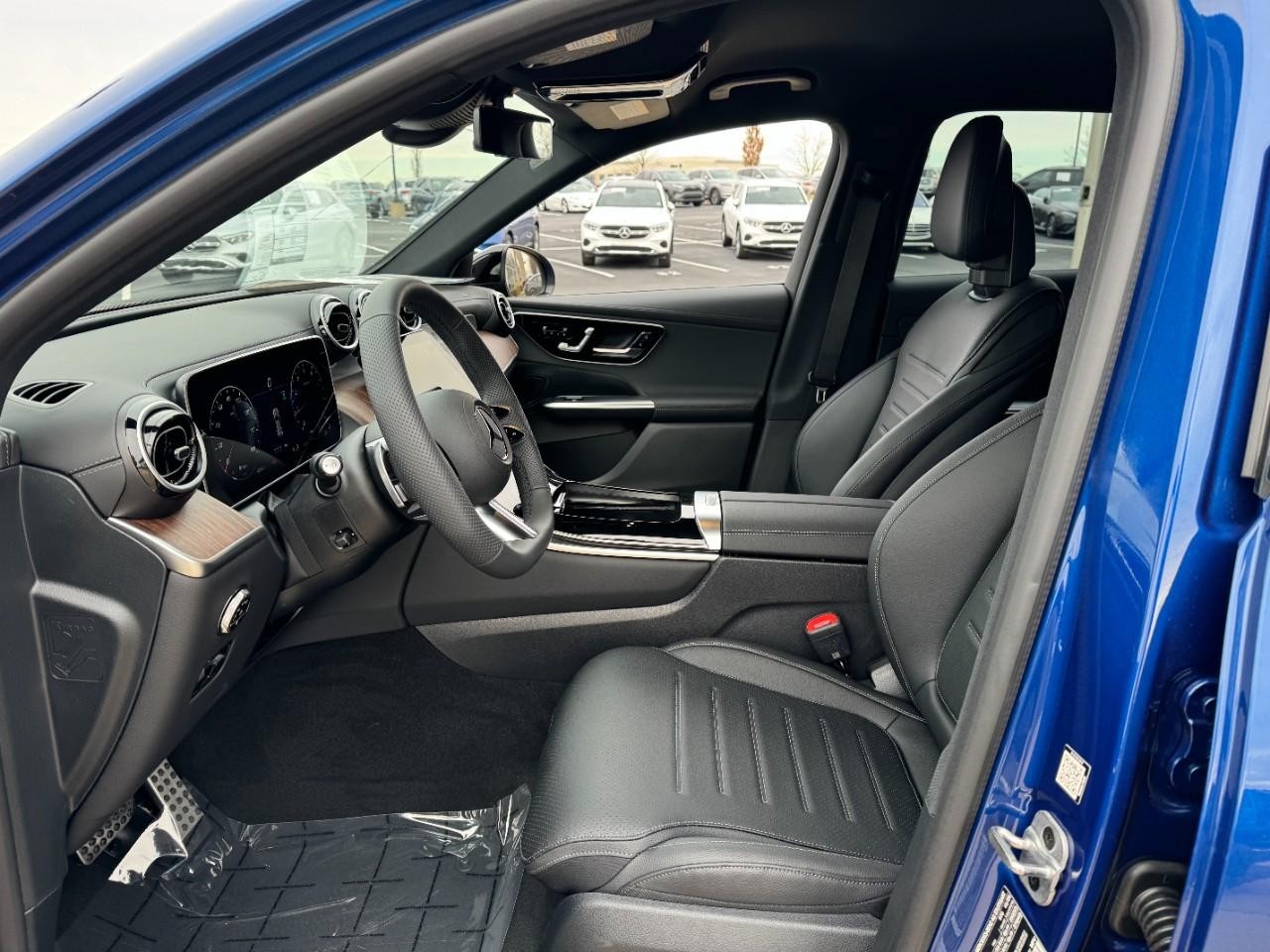 Mercedes-Benz GLC Vehicle Full-screen Gallery Image 26