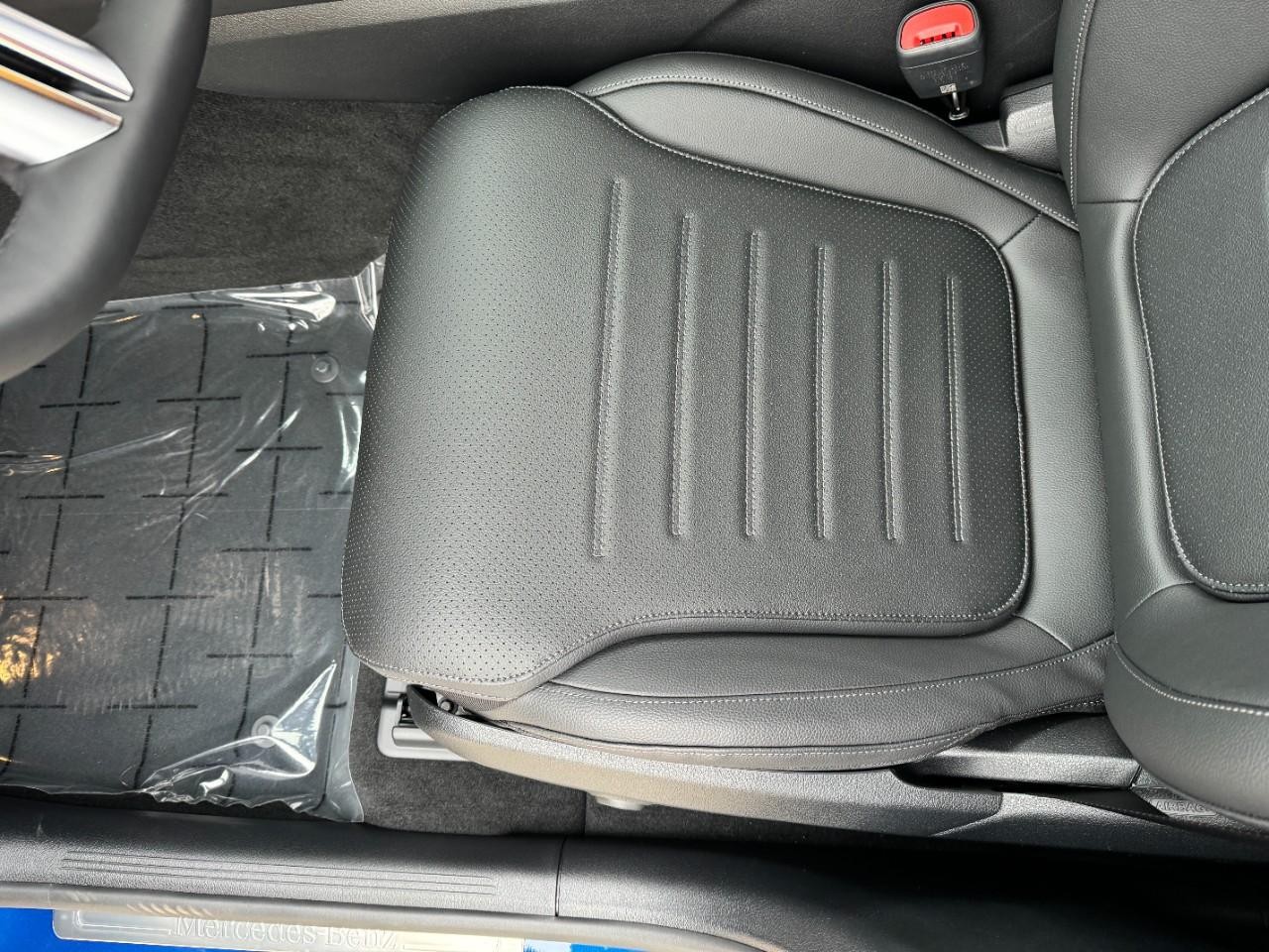 Mercedes-Benz GLC Vehicle Full-screen Gallery Image 27