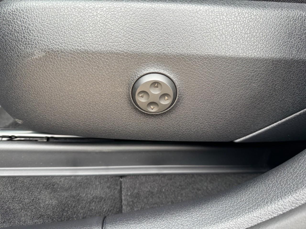 Mercedes-Benz GLC Vehicle Full-screen Gallery Image 28