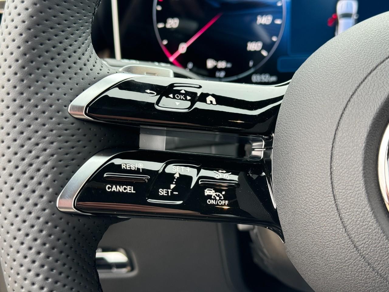 Mercedes-Benz GLC Vehicle Full-screen Gallery Image 30