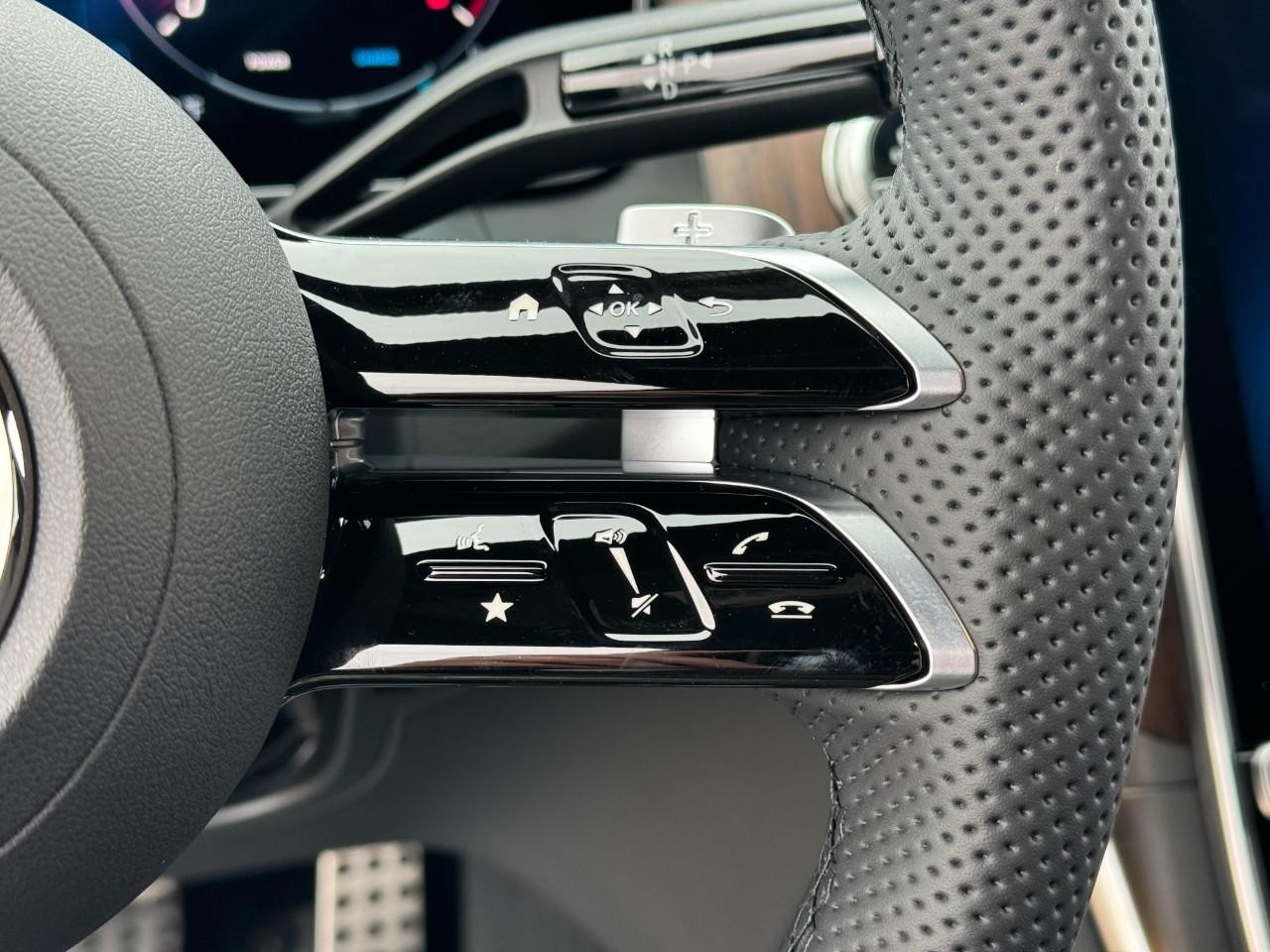 Mercedes-Benz GLC Vehicle Full-screen Gallery Image 31