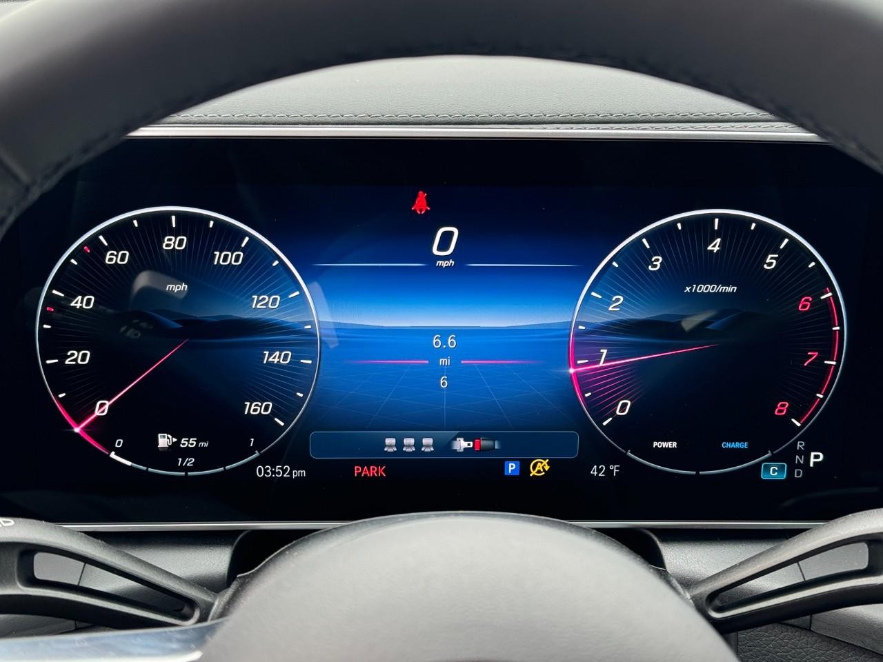 Mercedes-Benz GLC Vehicle Full-screen Gallery Image 32