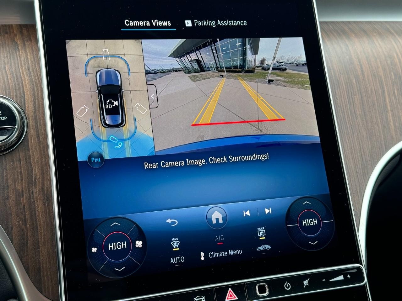 Mercedes-Benz GLC Vehicle Full-screen Gallery Image 34