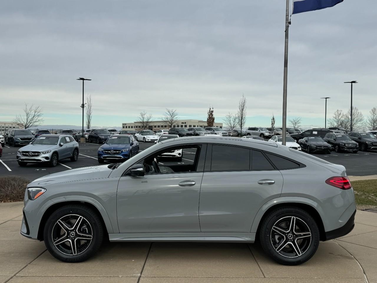 Mercedes-Benz GLE Vehicle Full-screen Gallery Image 3