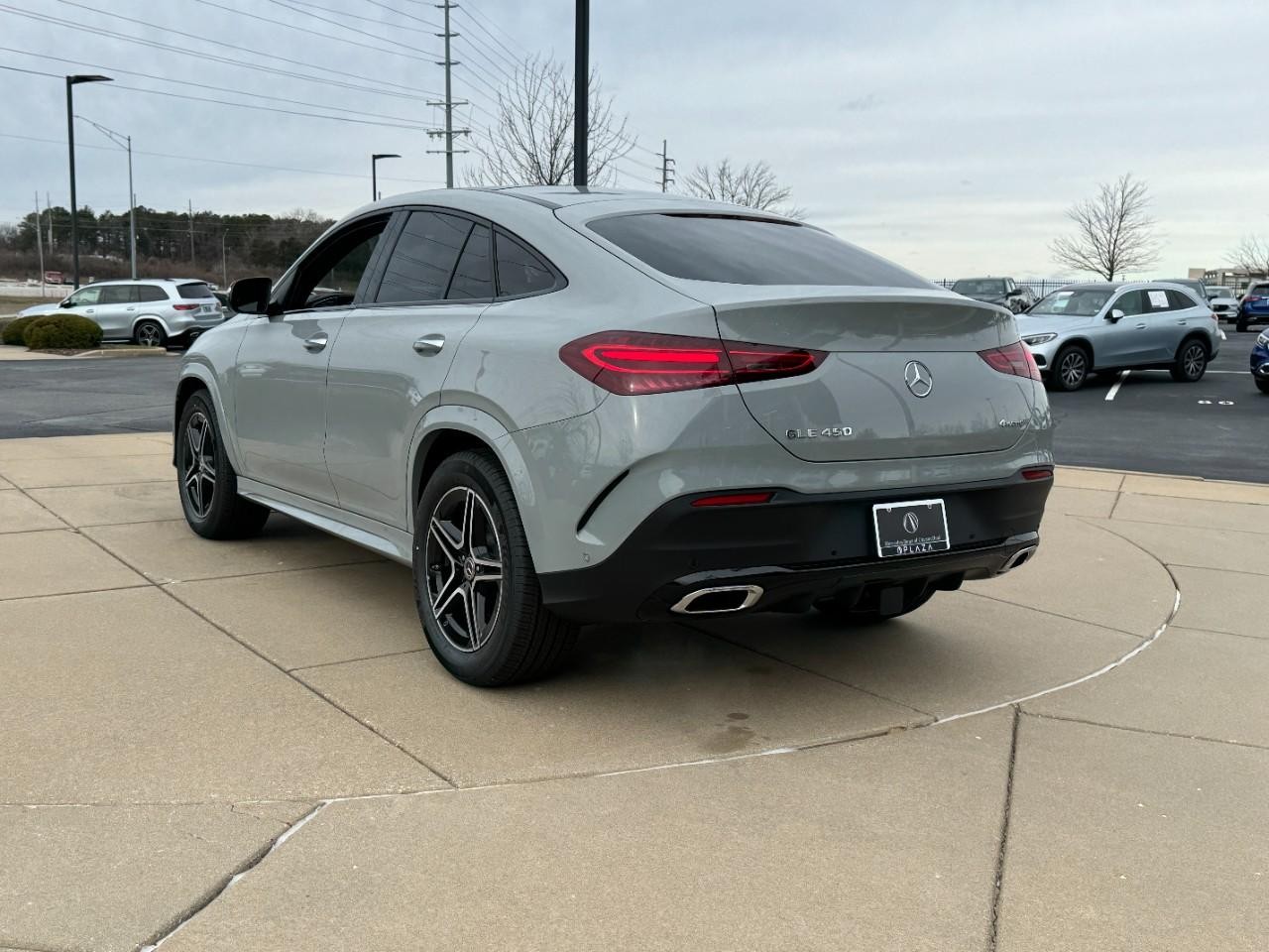 Mercedes-Benz GLE Vehicle Full-screen Gallery Image 4