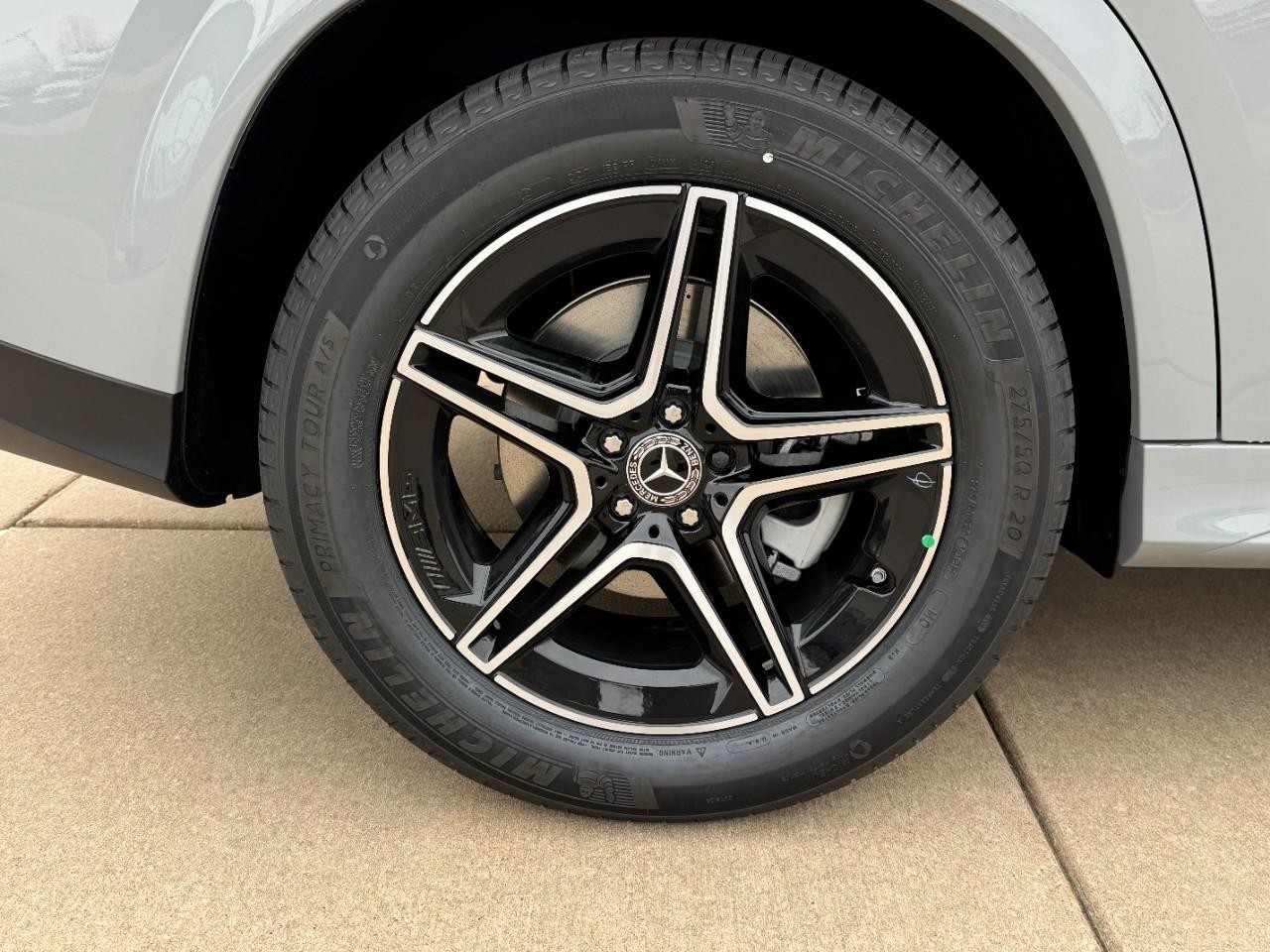 Mercedes-Benz GLE Vehicle Full-screen Gallery Image 6