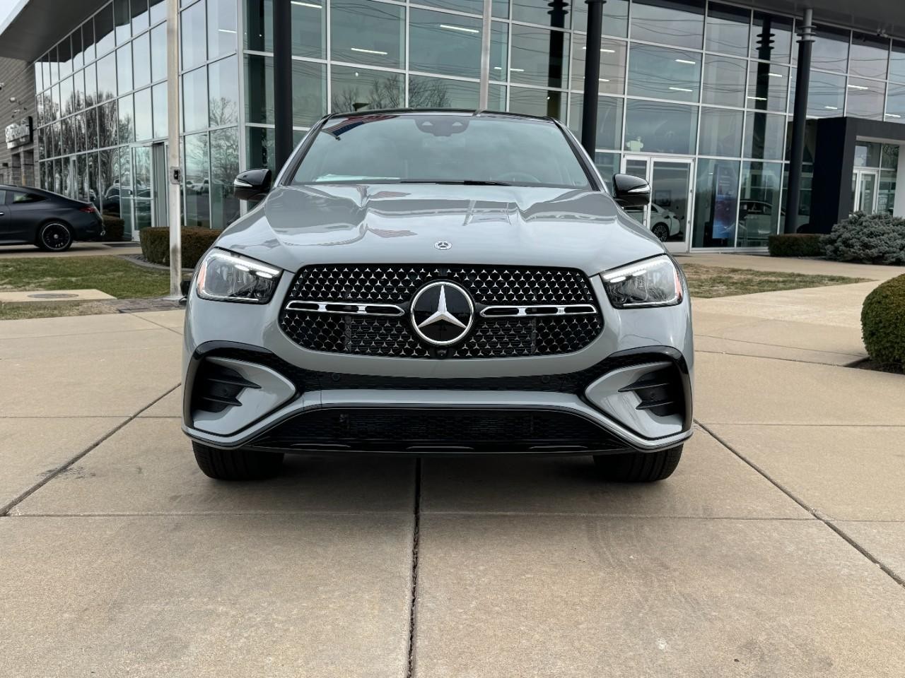 Mercedes-Benz GLE Vehicle Full-screen Gallery Image 8