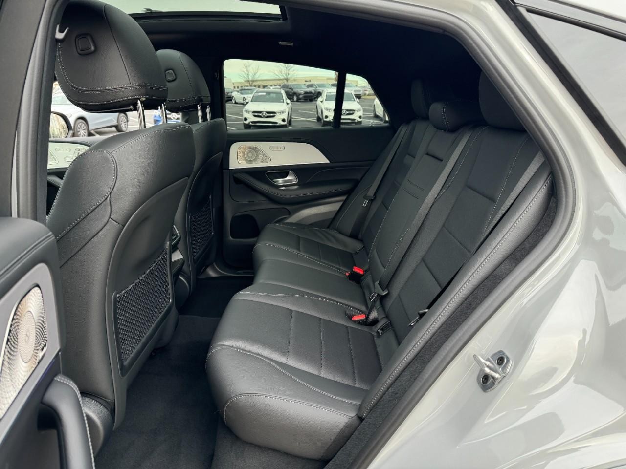 Mercedes-Benz GLE Vehicle Full-screen Gallery Image 9