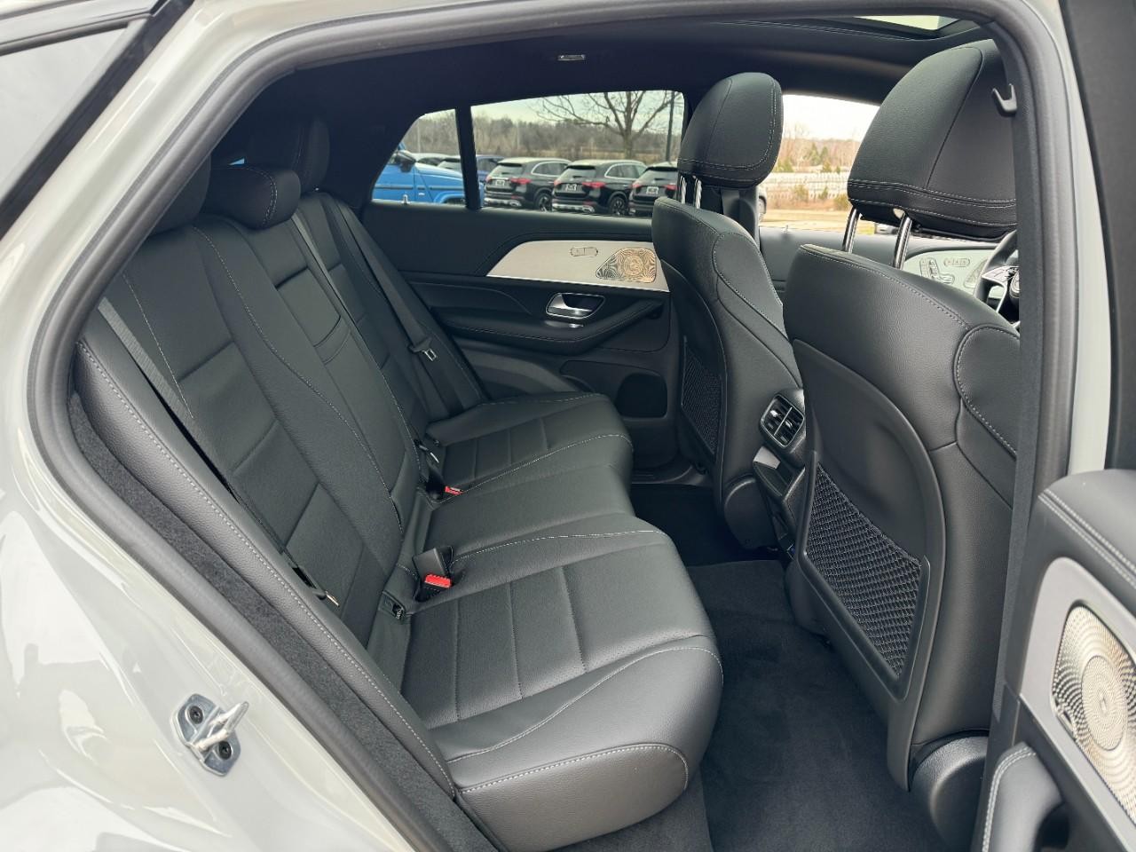 Mercedes-Benz GLE Vehicle Full-screen Gallery Image 11