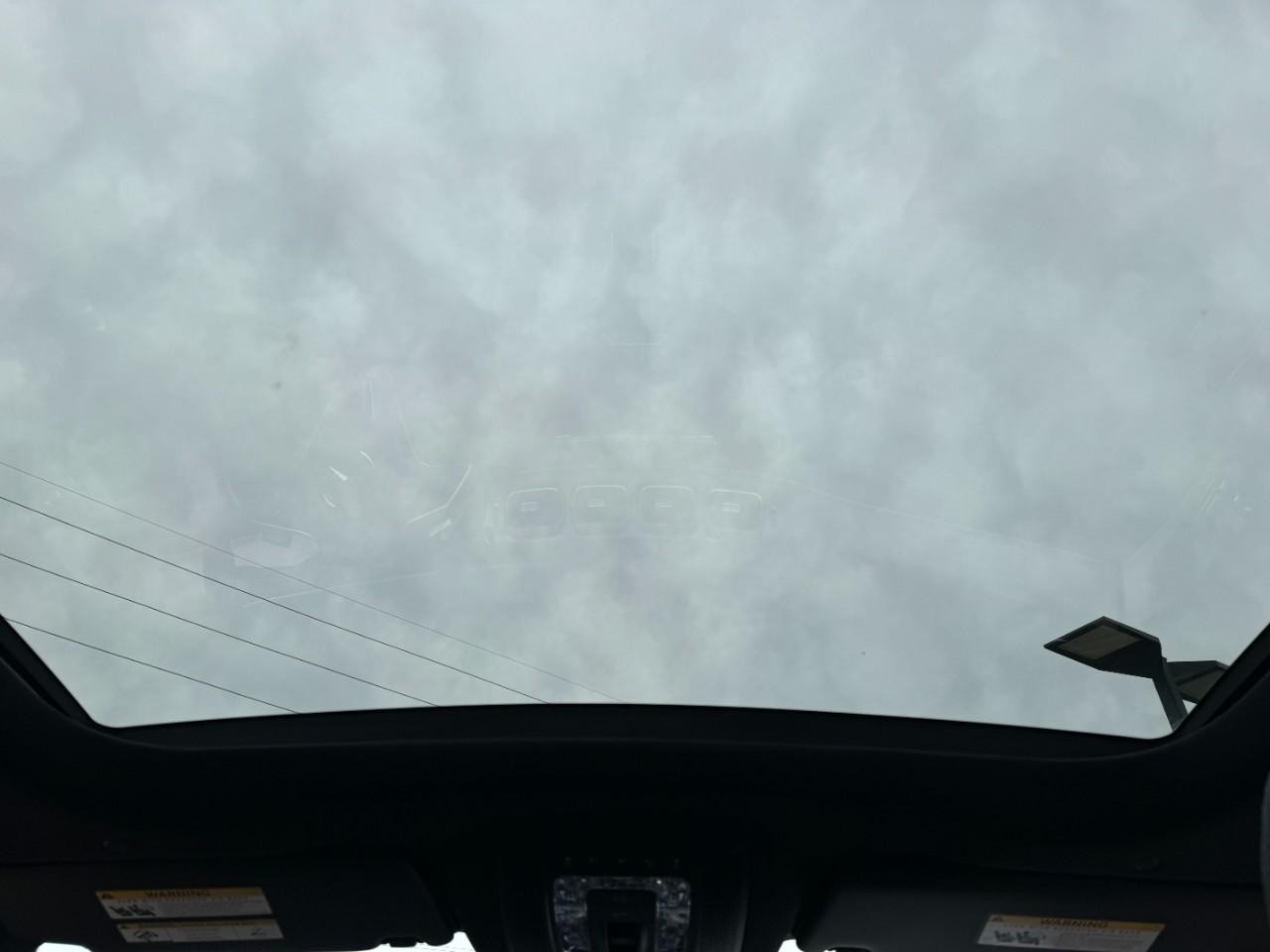 Mercedes-Benz GLE Vehicle Full-screen Gallery Image 12