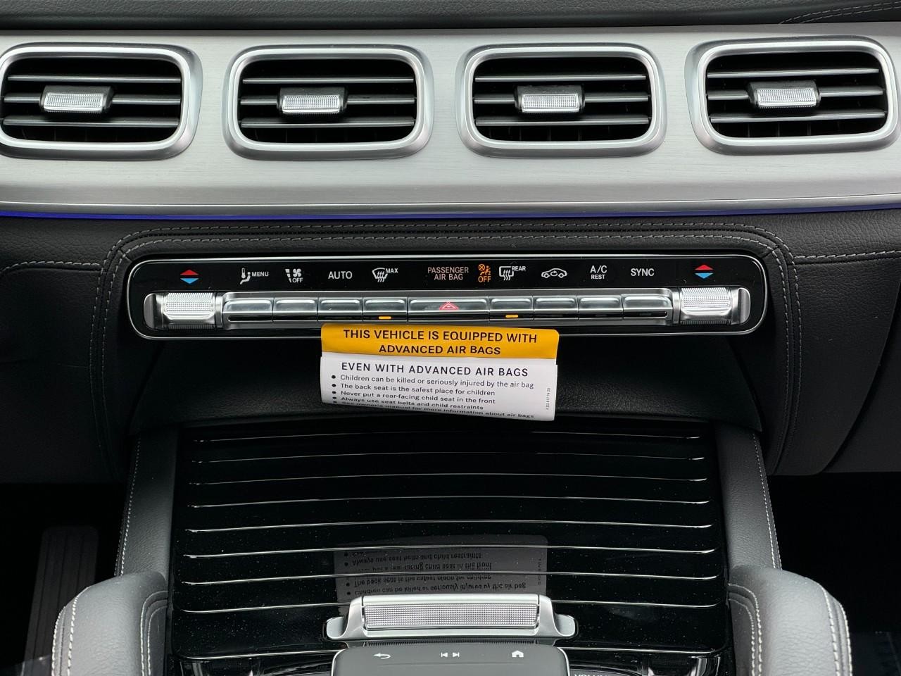 Mercedes-Benz GLE Vehicle Full-screen Gallery Image 16