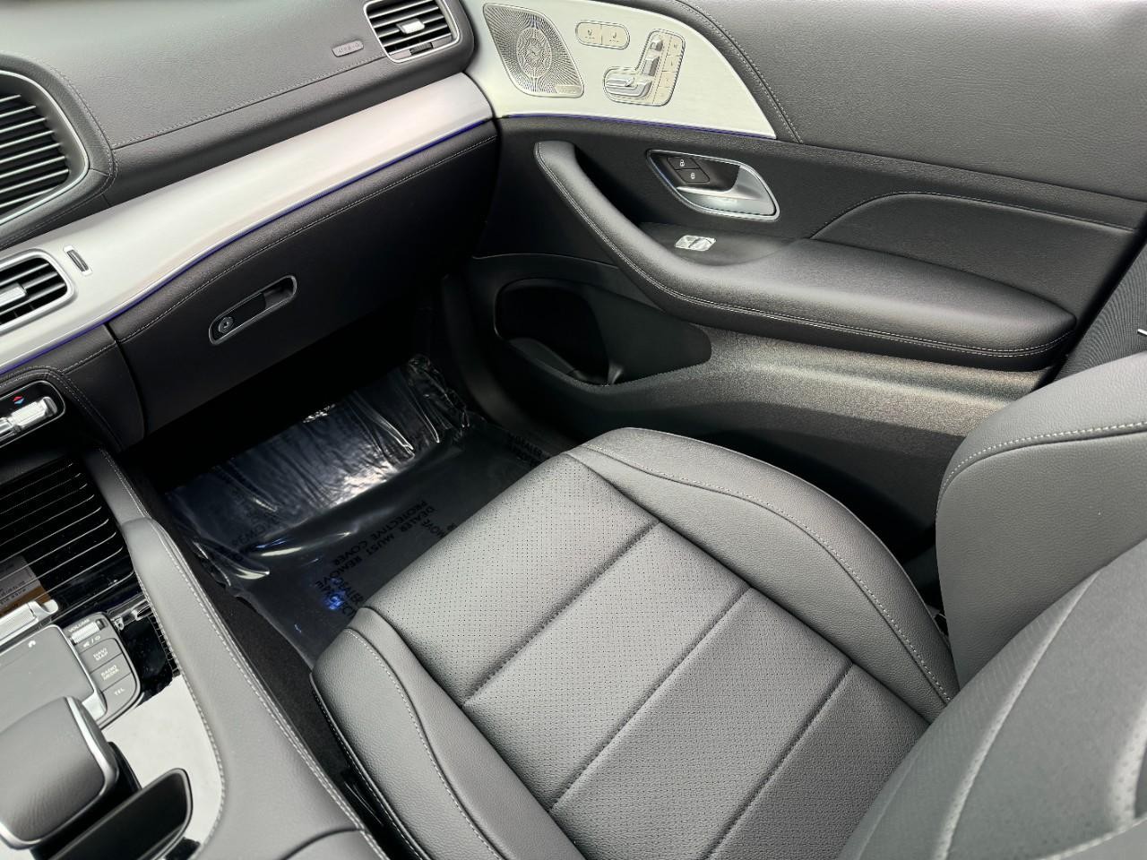 Mercedes-Benz GLE Vehicle Full-screen Gallery Image 17