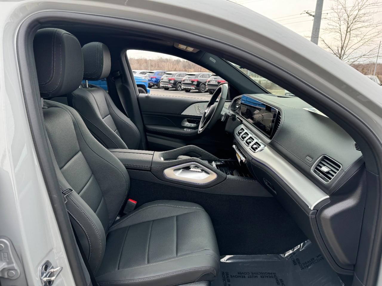 Mercedes-Benz GLE Vehicle Full-screen Gallery Image 18