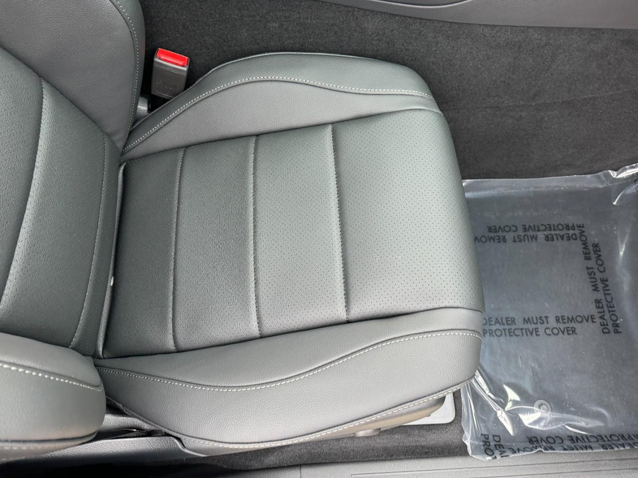 Mercedes-Benz GLE Vehicle Full-screen Gallery Image 19