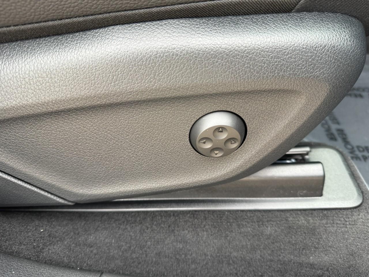 Mercedes-Benz GLE Vehicle Full-screen Gallery Image 20