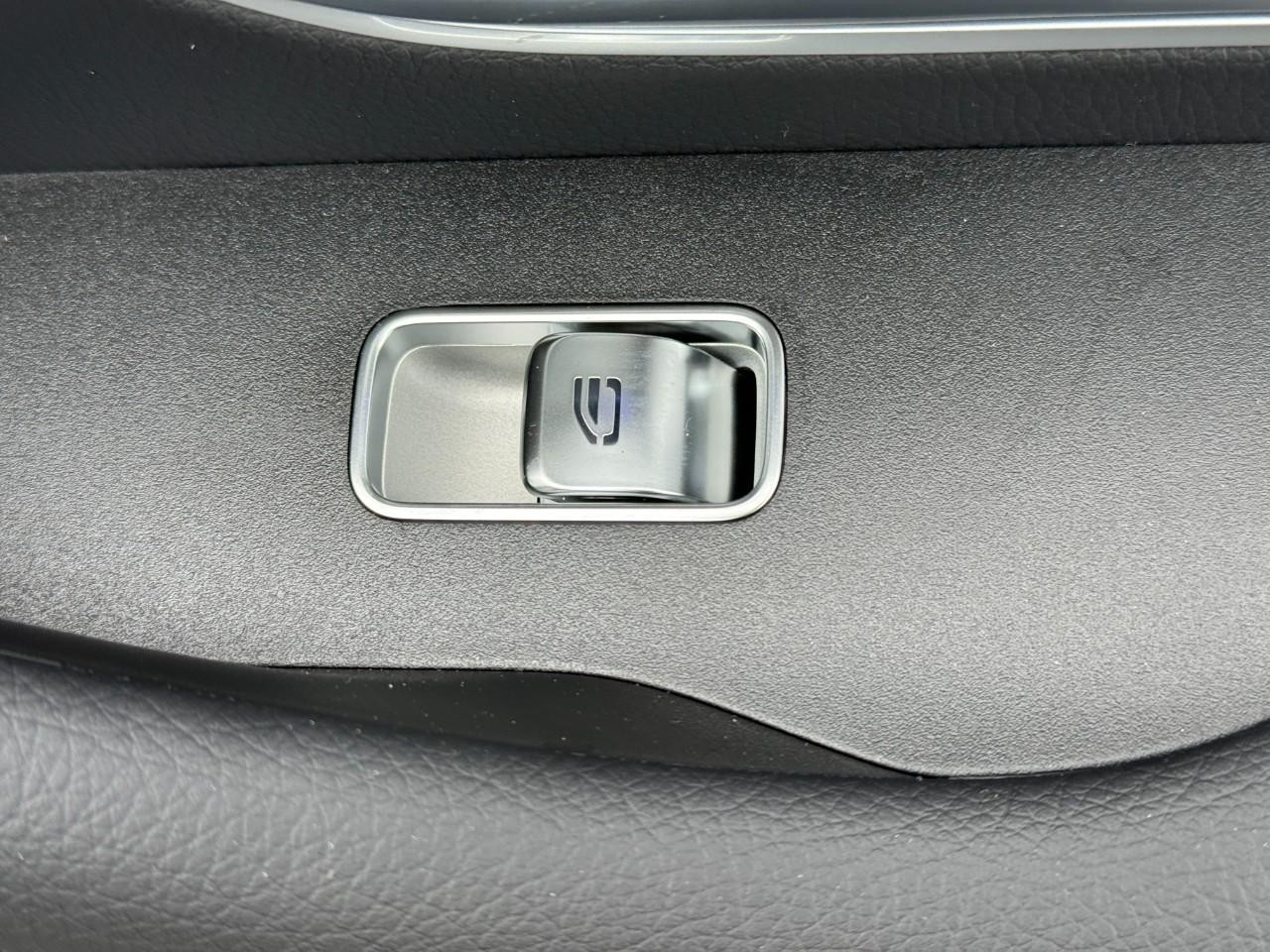 Mercedes-Benz GLE Vehicle Full-screen Gallery Image 23