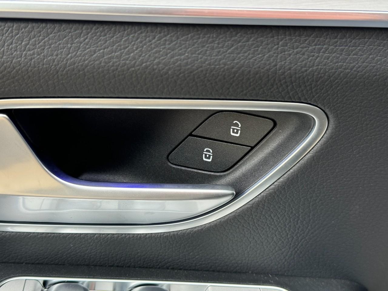 Mercedes-Benz GLE Vehicle Full-screen Gallery Image 26