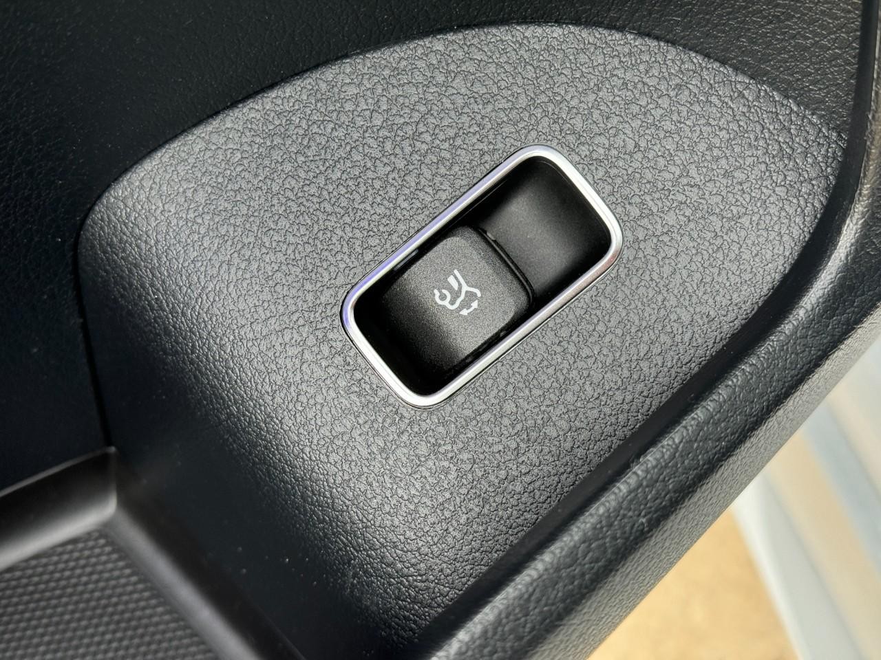 Mercedes-Benz GLE Vehicle Full-screen Gallery Image 28