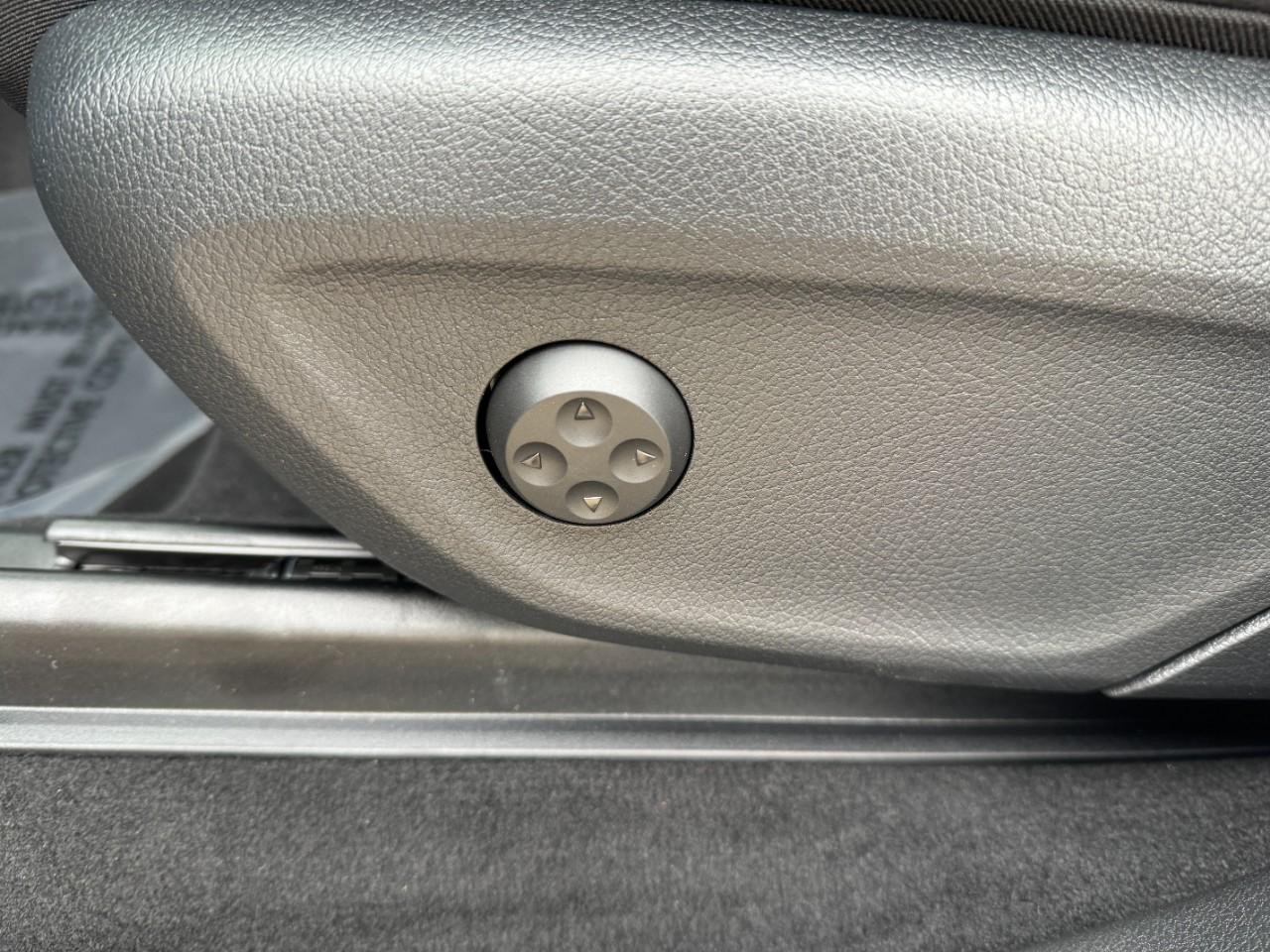 Mercedes-Benz GLE Vehicle Full-screen Gallery Image 31