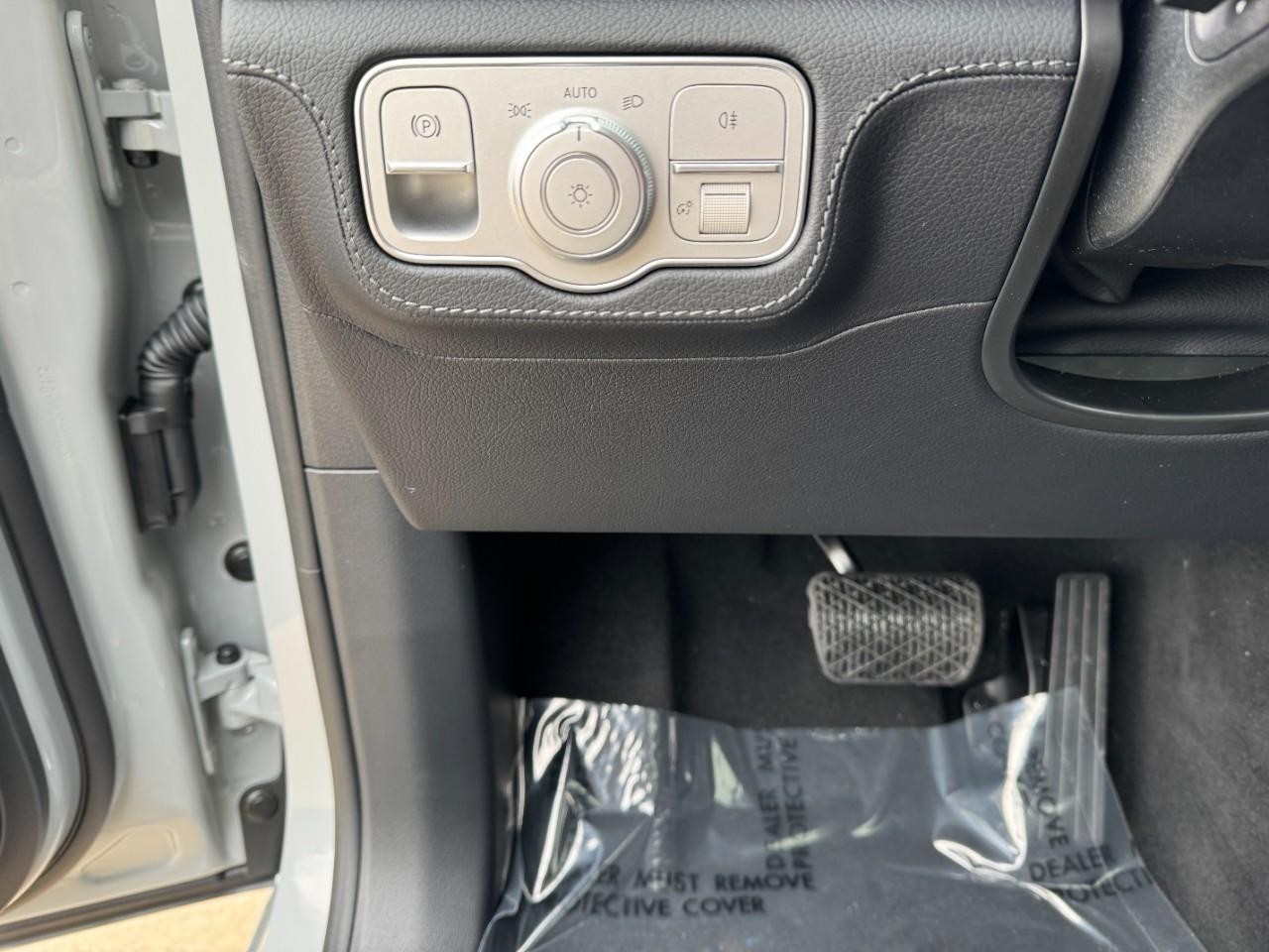 Mercedes-Benz GLE Vehicle Full-screen Gallery Image 32