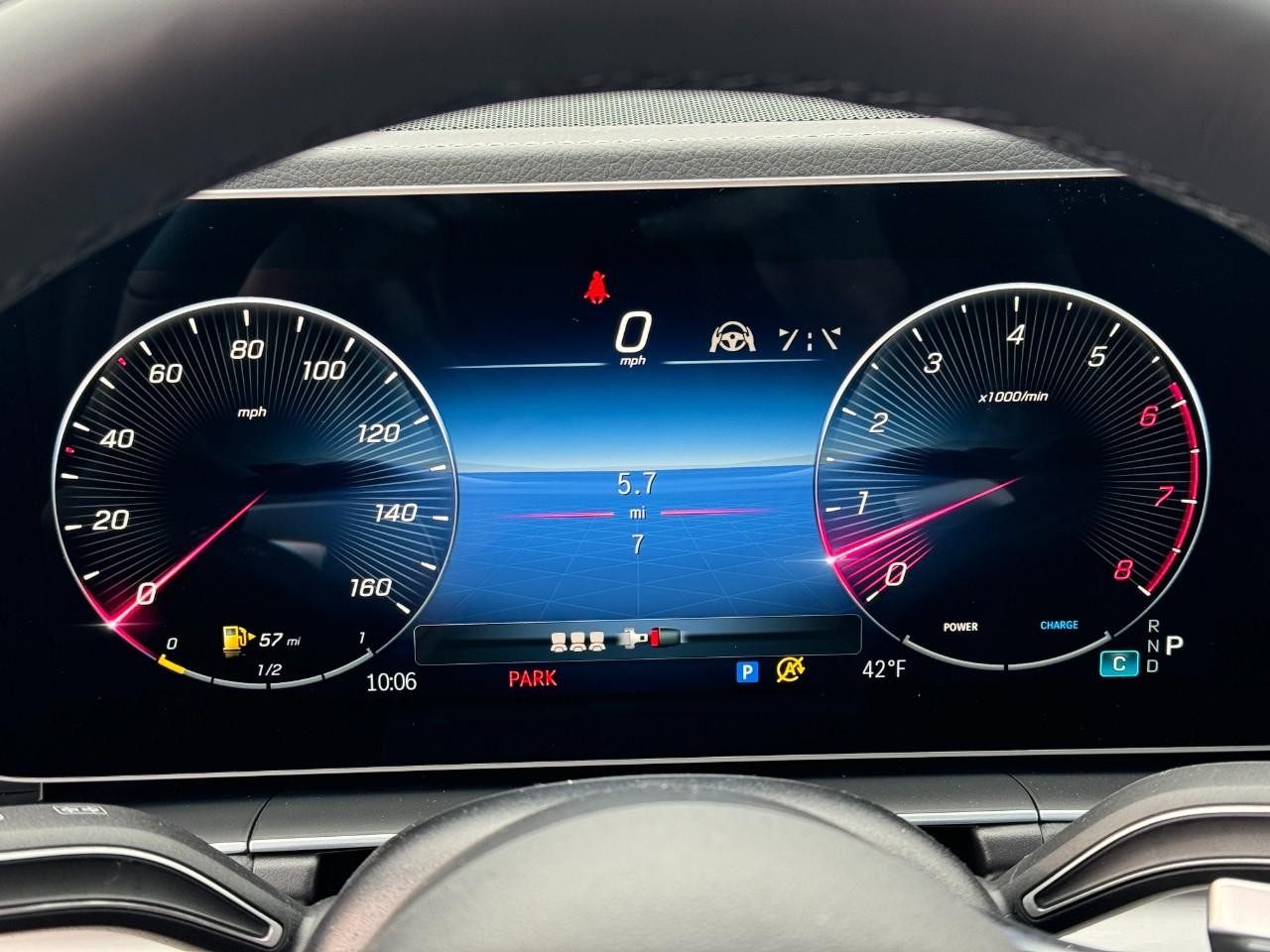 Mercedes-Benz GLE Vehicle Full-screen Gallery Image 35