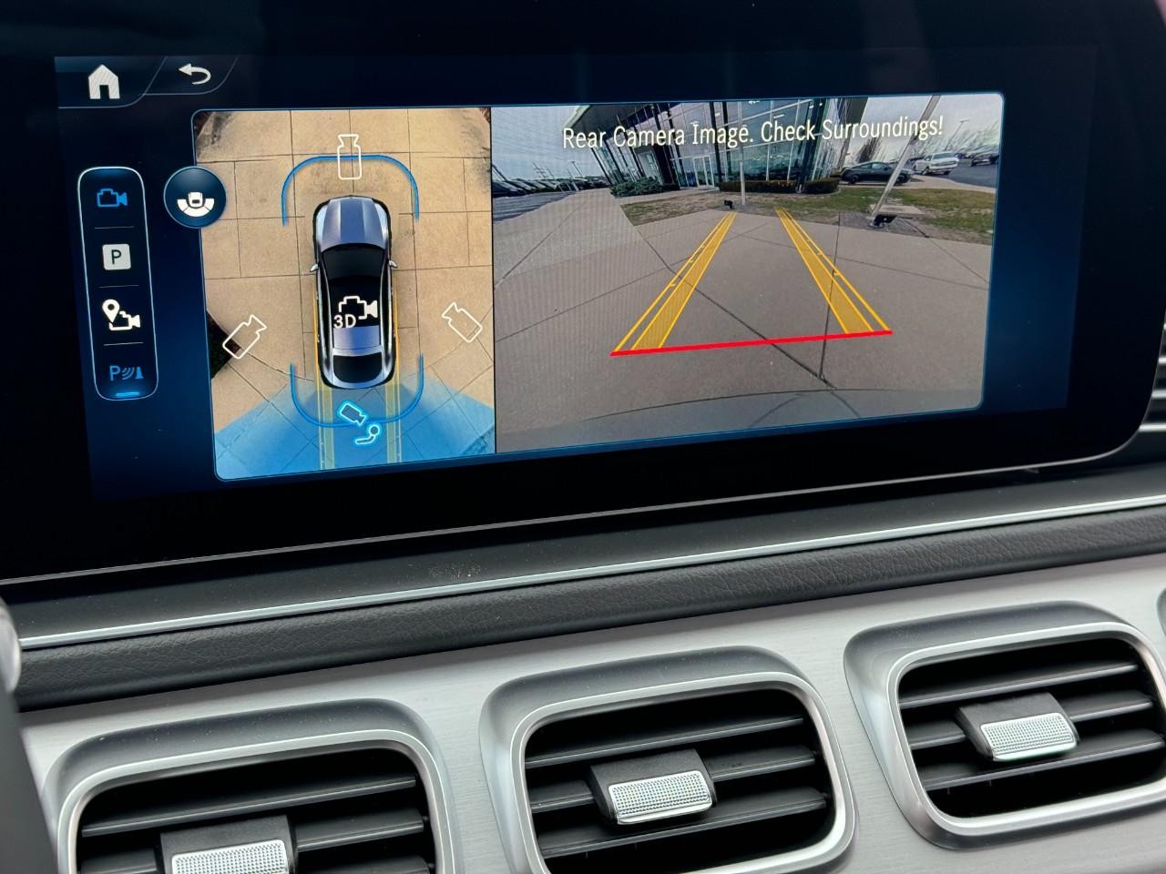 Mercedes-Benz GLE Vehicle Full-screen Gallery Image 37