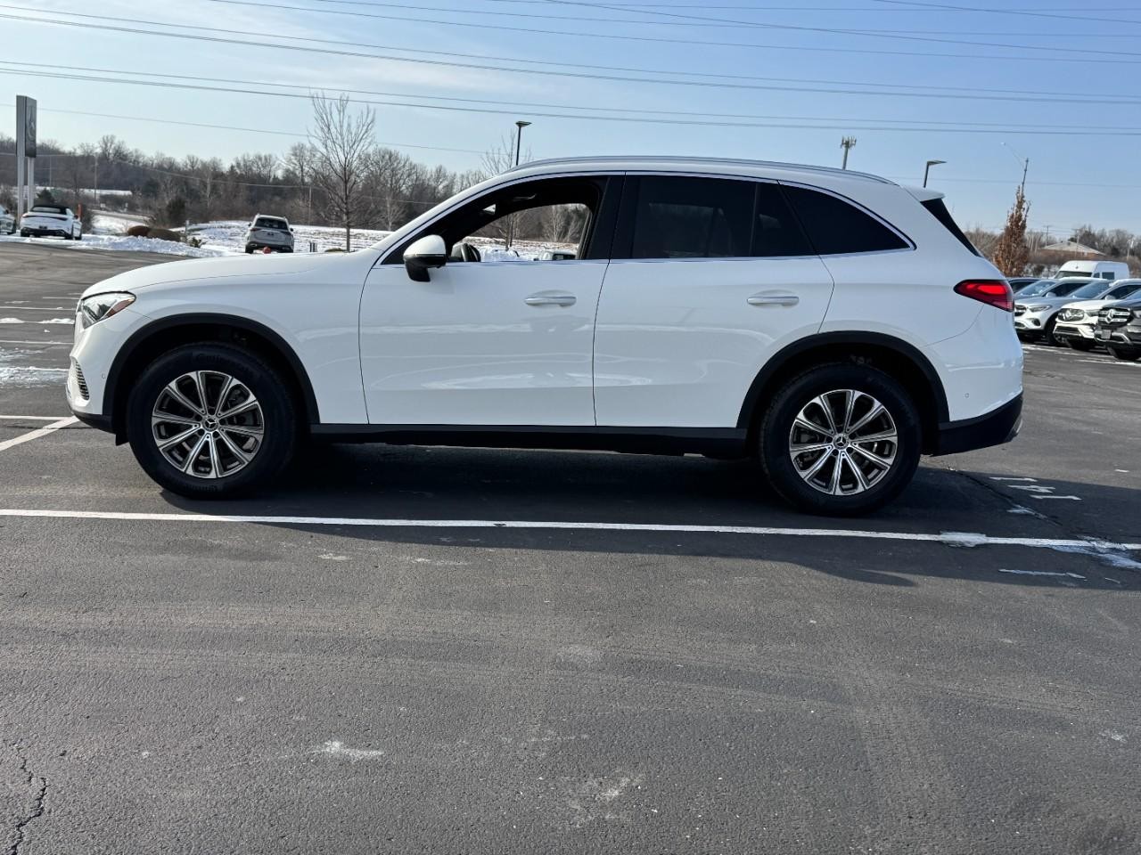 Mercedes-Benz GLC Vehicle Full-screen Gallery Image 02