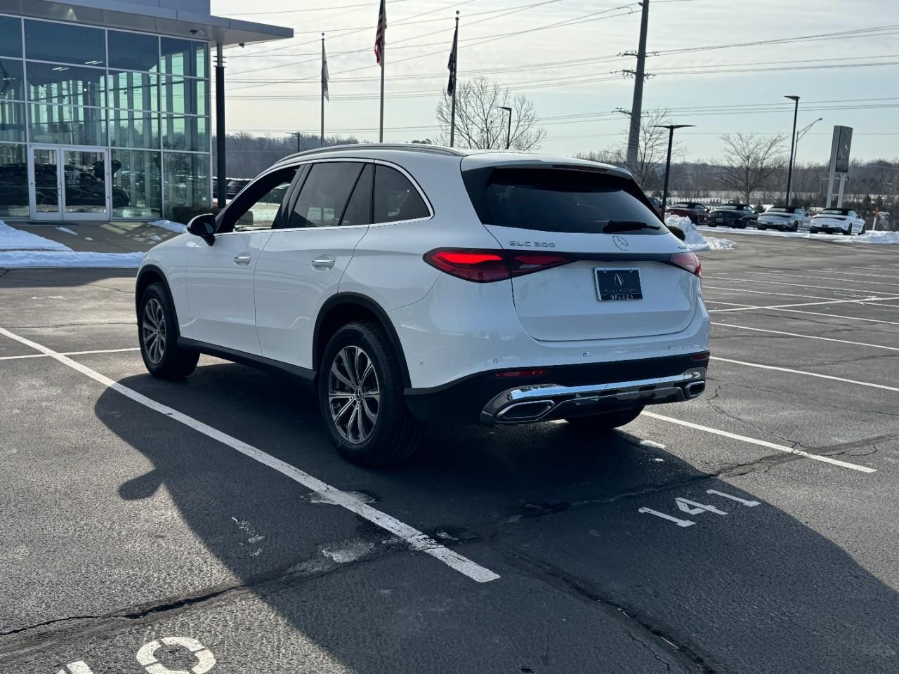 Mercedes-Benz GLC Vehicle Full-screen Gallery Image 03