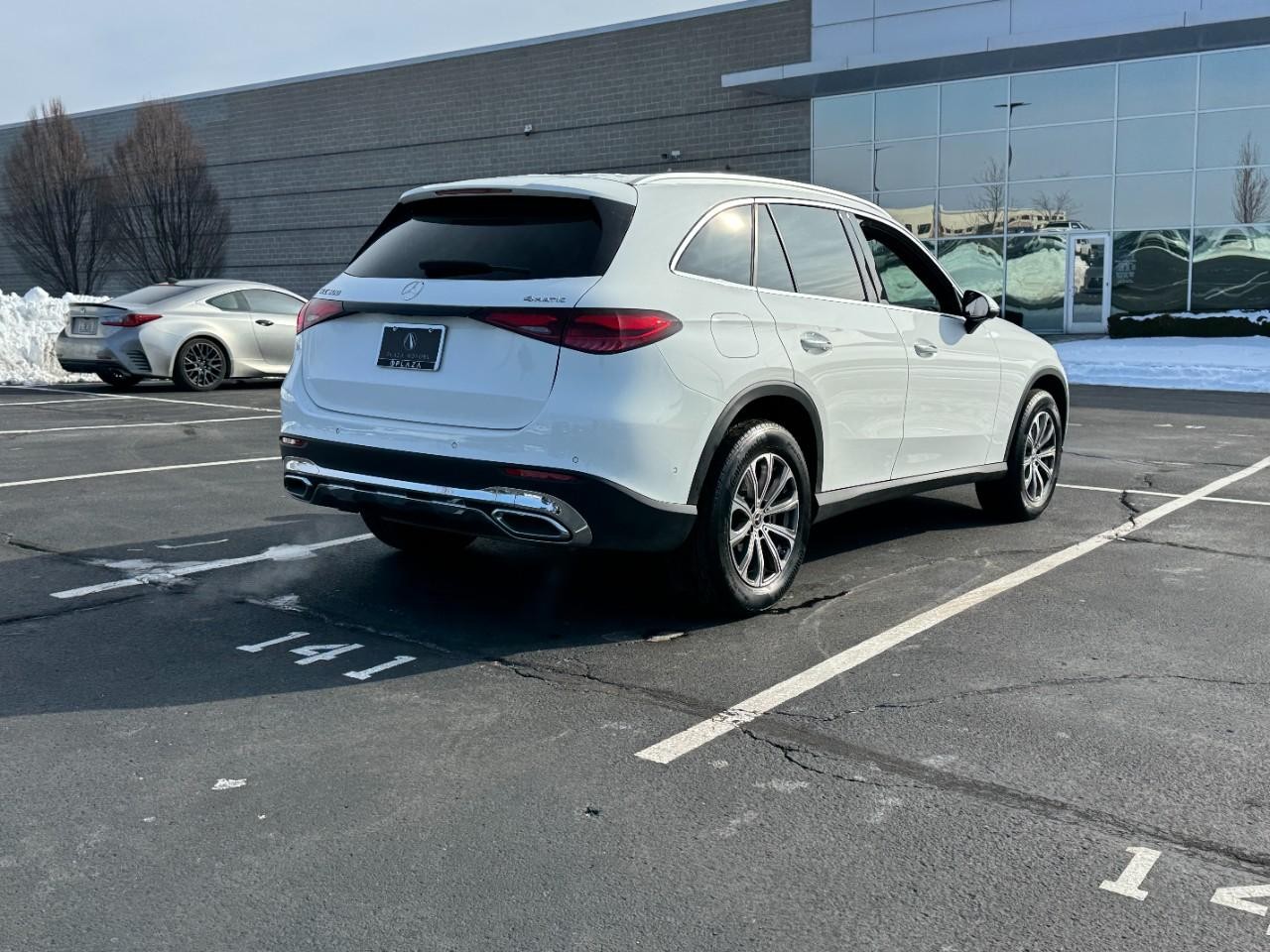 Mercedes-Benz GLC Vehicle Full-screen Gallery Image 04