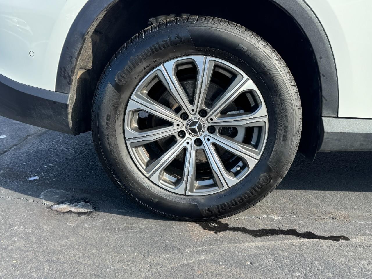 Mercedes-Benz GLC Vehicle Full-screen Gallery Image 05