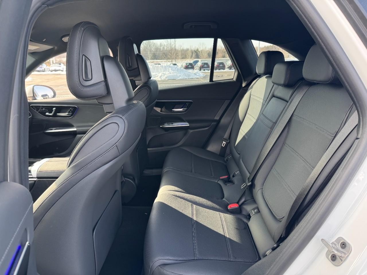 Mercedes-Benz GLC Vehicle Full-screen Gallery Image 08