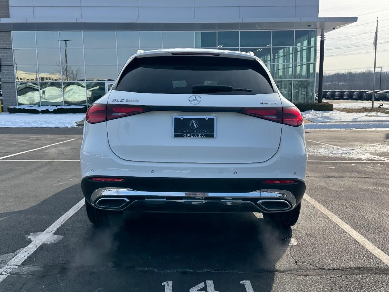 Mercedes-Benz GLC Vehicle Full-screen Gallery Image 09