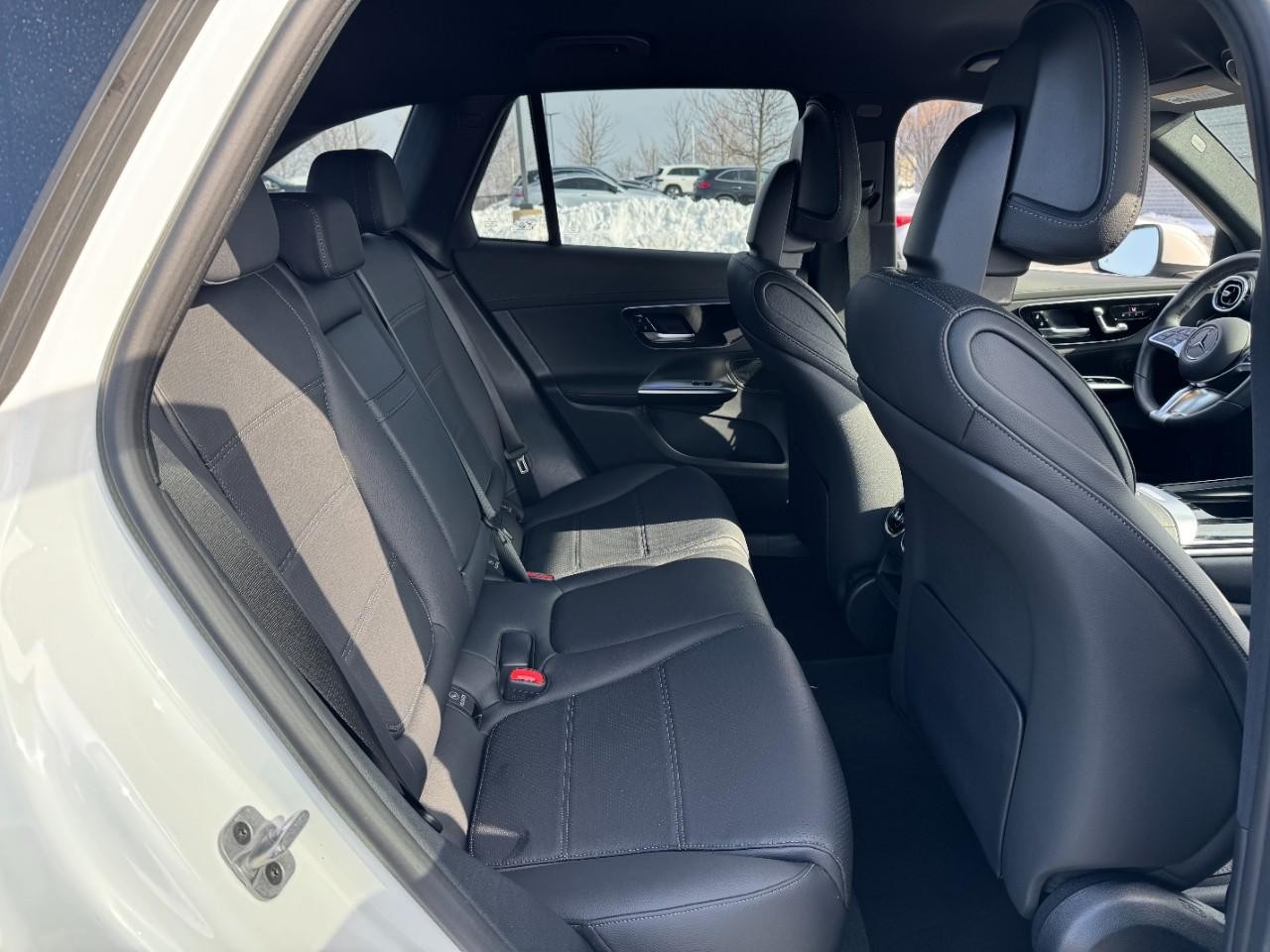 Mercedes-Benz GLC Vehicle Full-screen Gallery Image 10