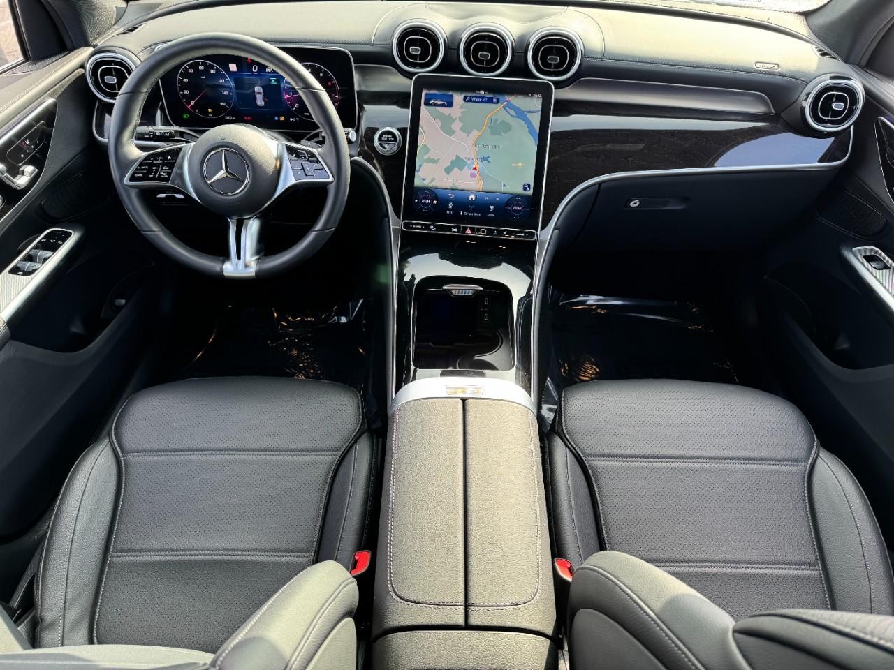 Mercedes-Benz GLC Vehicle Full-screen Gallery Image 11