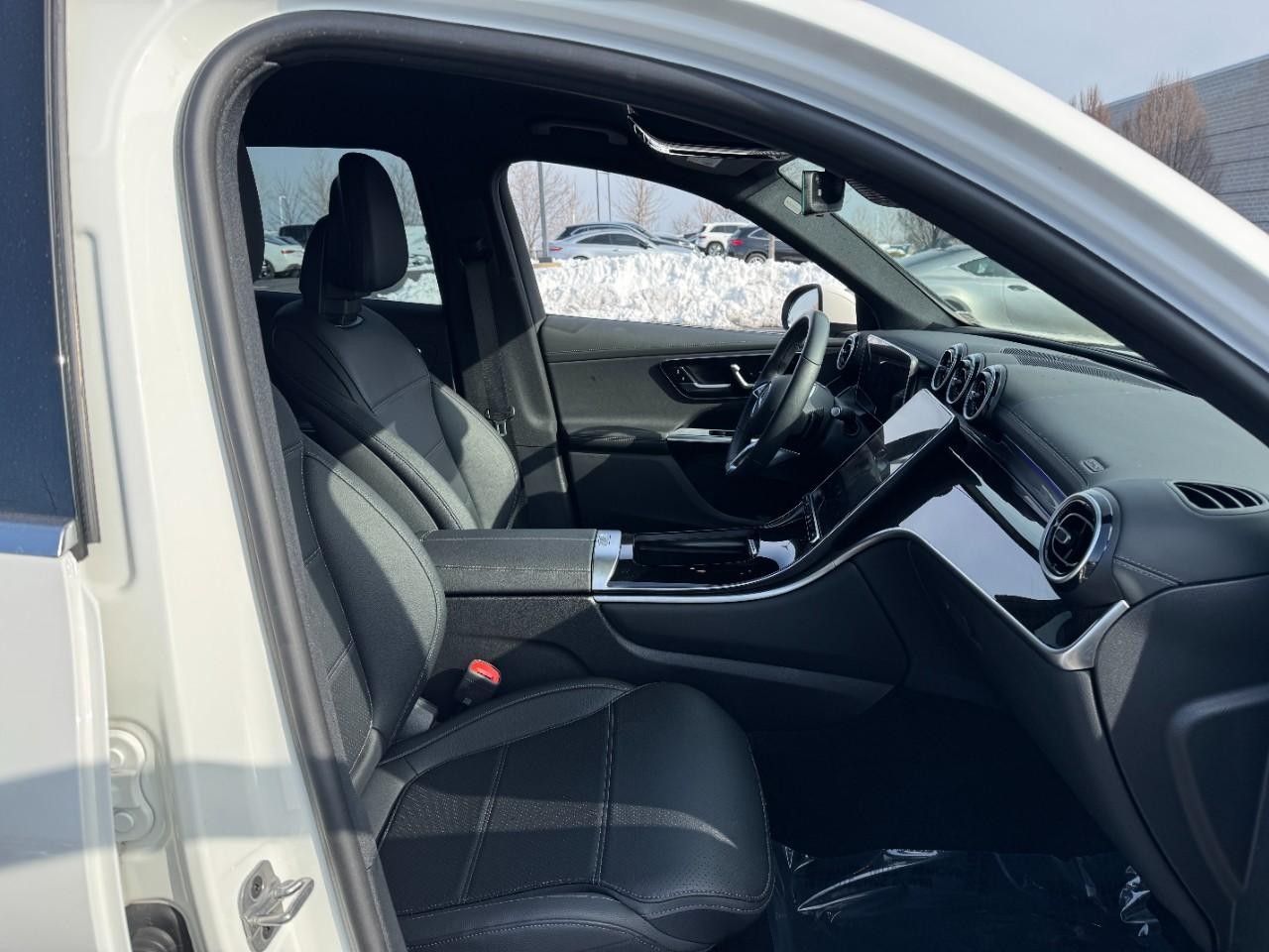 Mercedes-Benz GLC Vehicle Full-screen Gallery Image 15